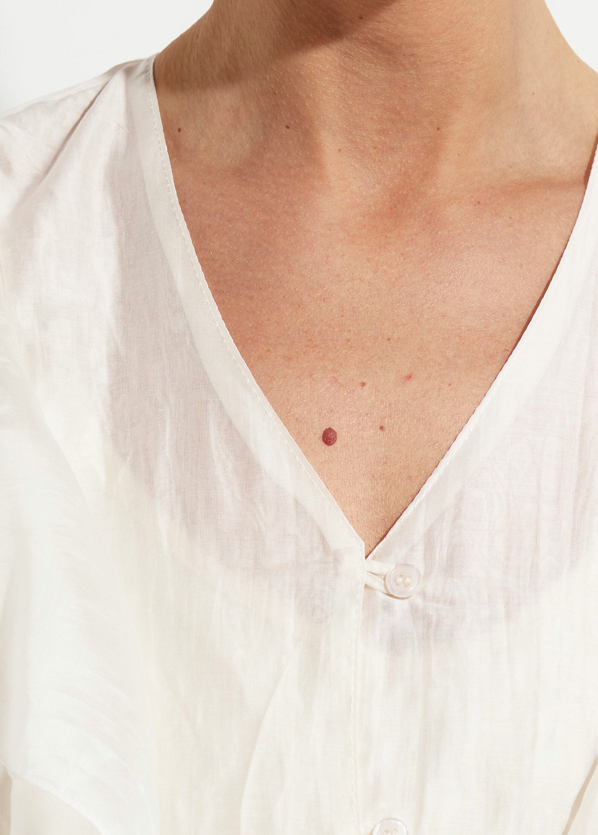 Blouse_col_V_boutonnée_à_volants_Blanc_DE2_slim