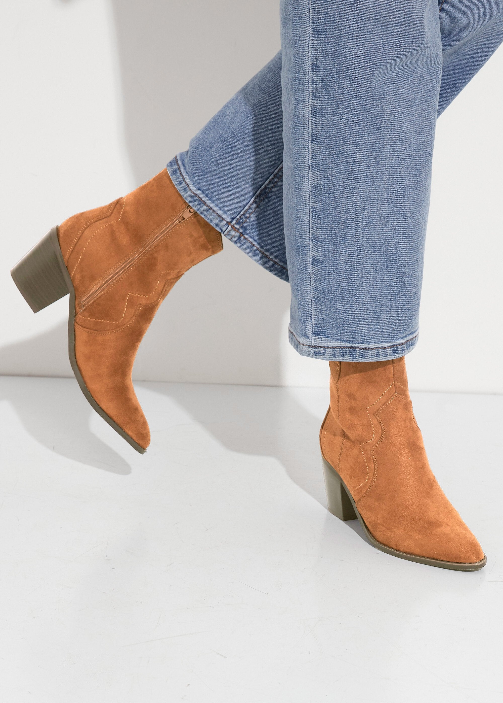 Pointed_western_boots_with_beveled_heel_camel_SF1_slim