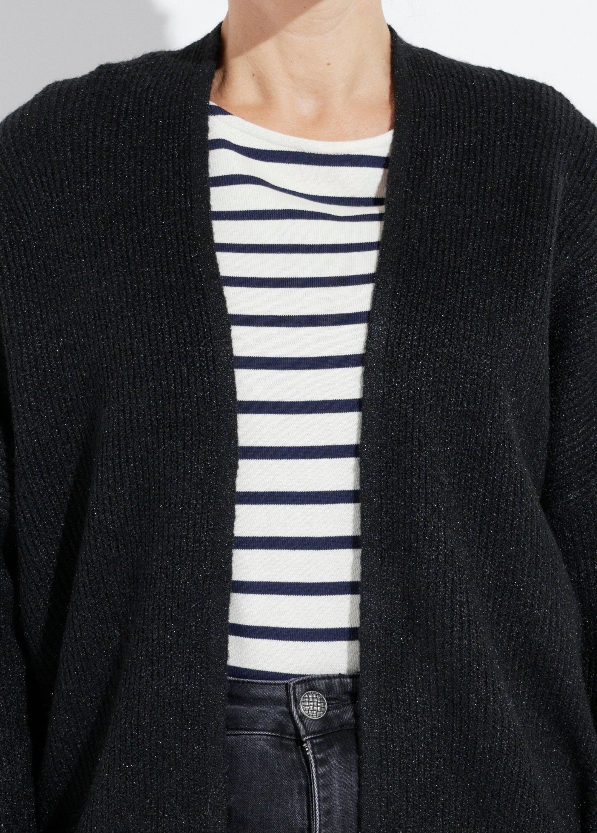 Edge-to-edge_waistcoat,_tightened_cuffs_Black_DE1_slim