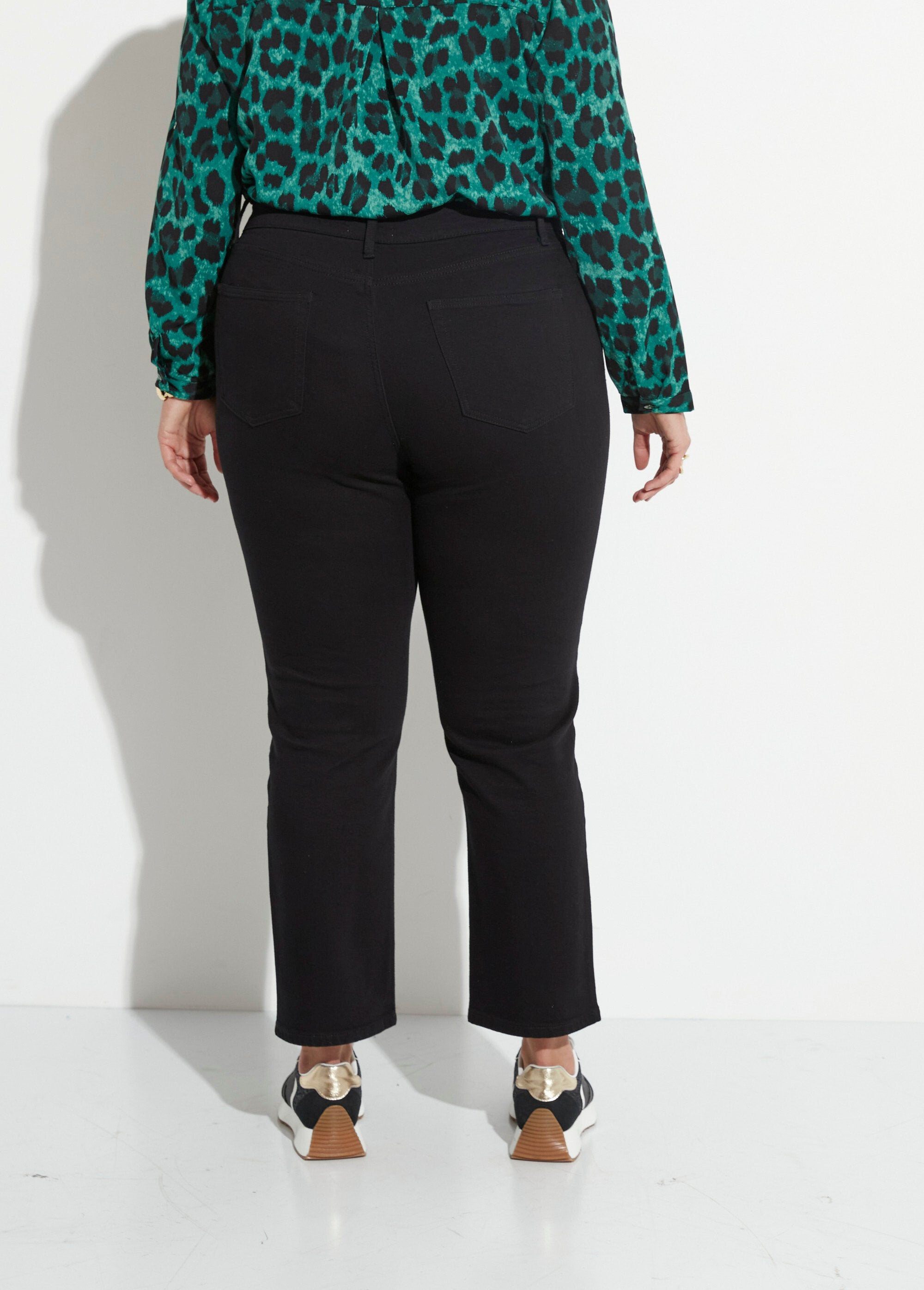 Denim_mom_jeans,_PLUS_SIZE_special_Black_DO1_curvy