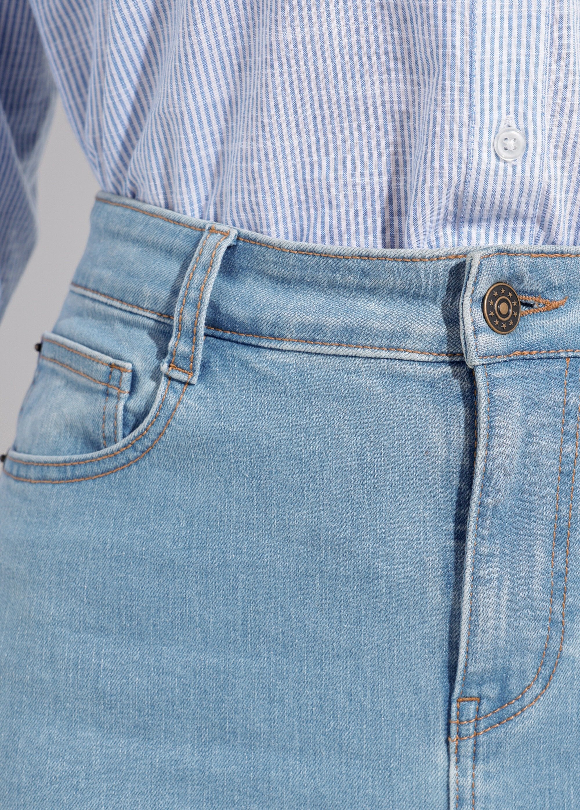 High-waisted_straight-leg_jeans_Bleached_DE1_slim