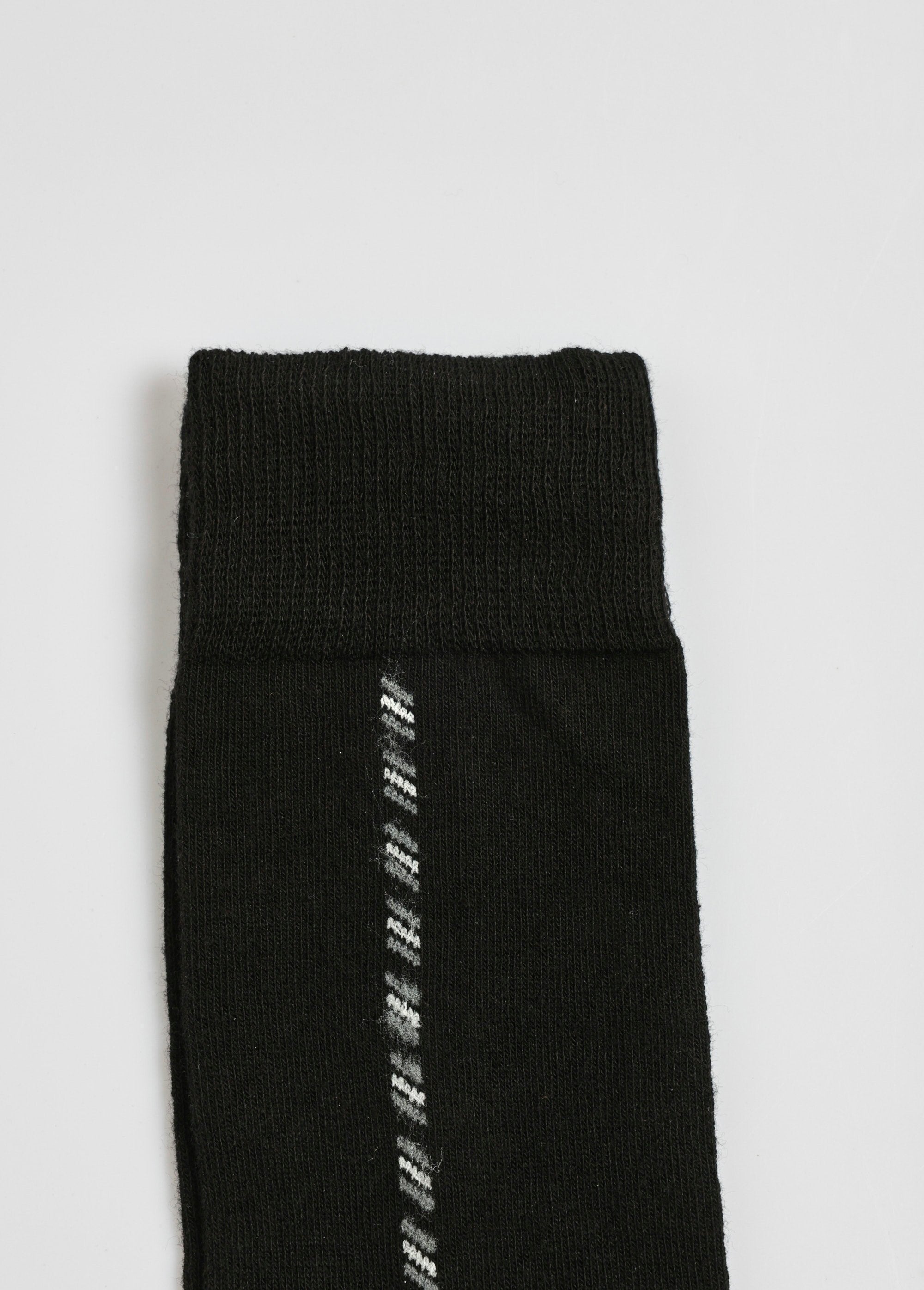 Pack_of_4_socks_with_small_patterns,_dark_Black_matching_DE2_slim