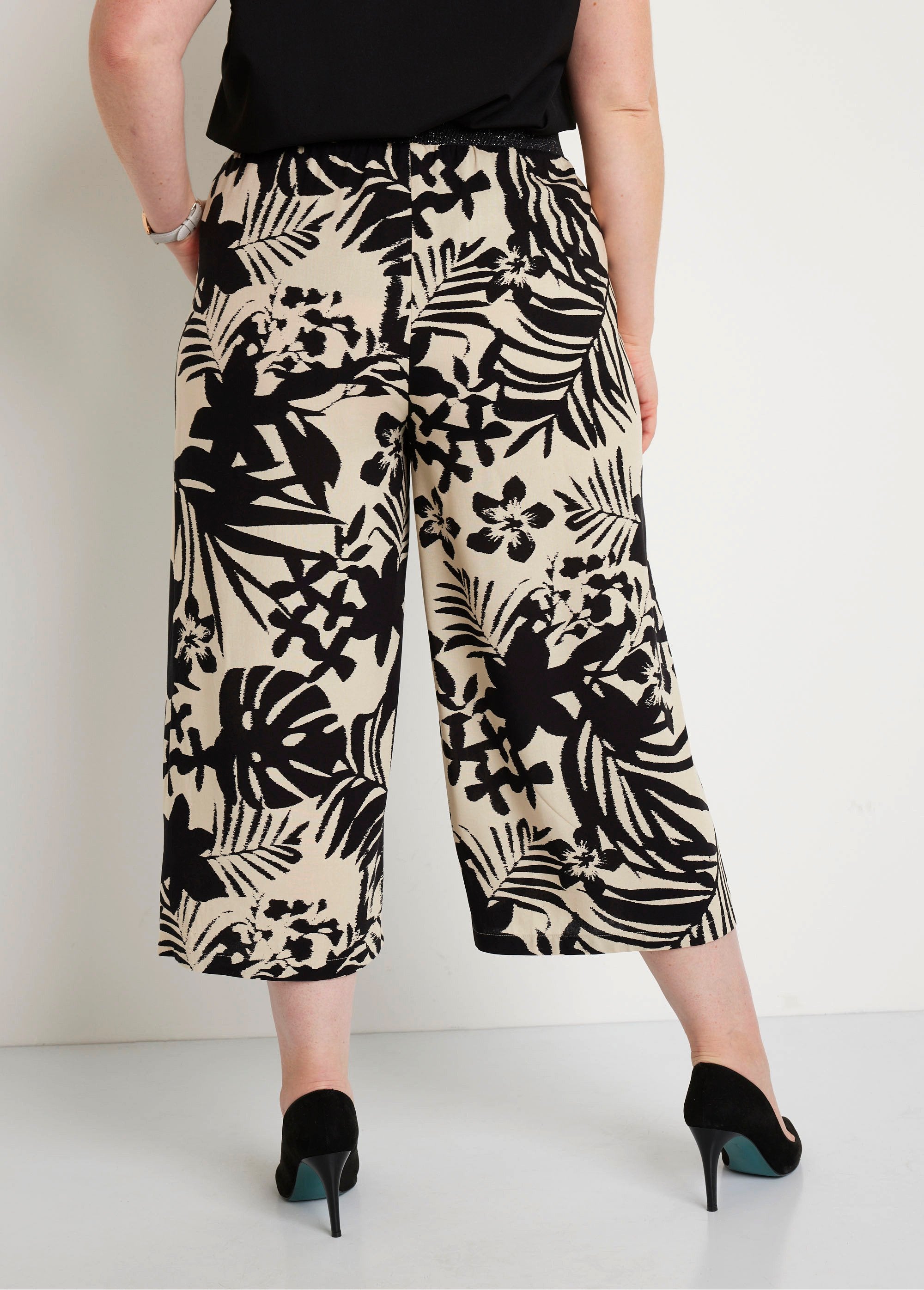 Wide_flowing_capri_pants_with_elasticated_waistband_Black_and_beige_DO1_curvy