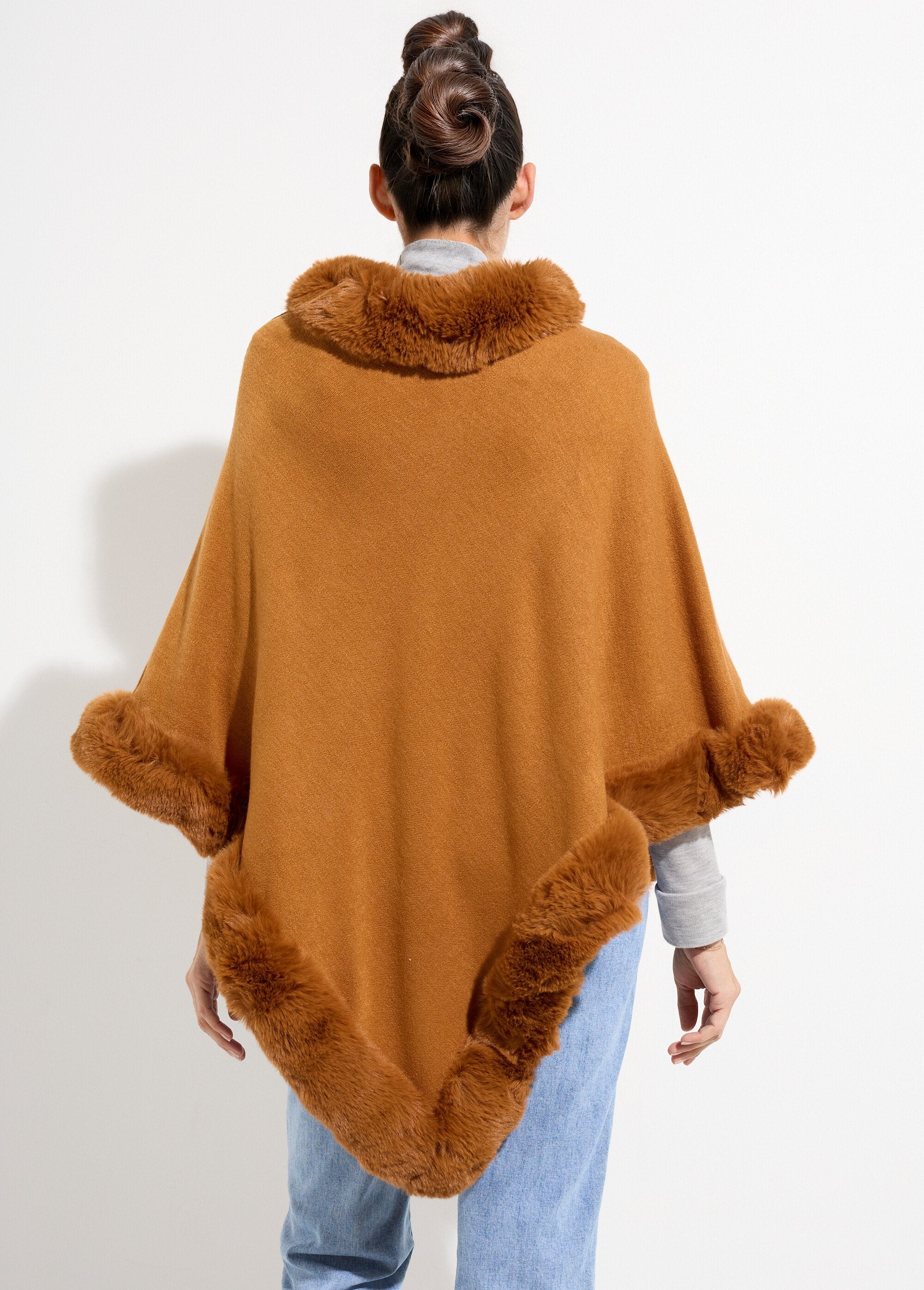 Cape_sweater,_tone-on-tone_fur_trim_camel_DO1_slim