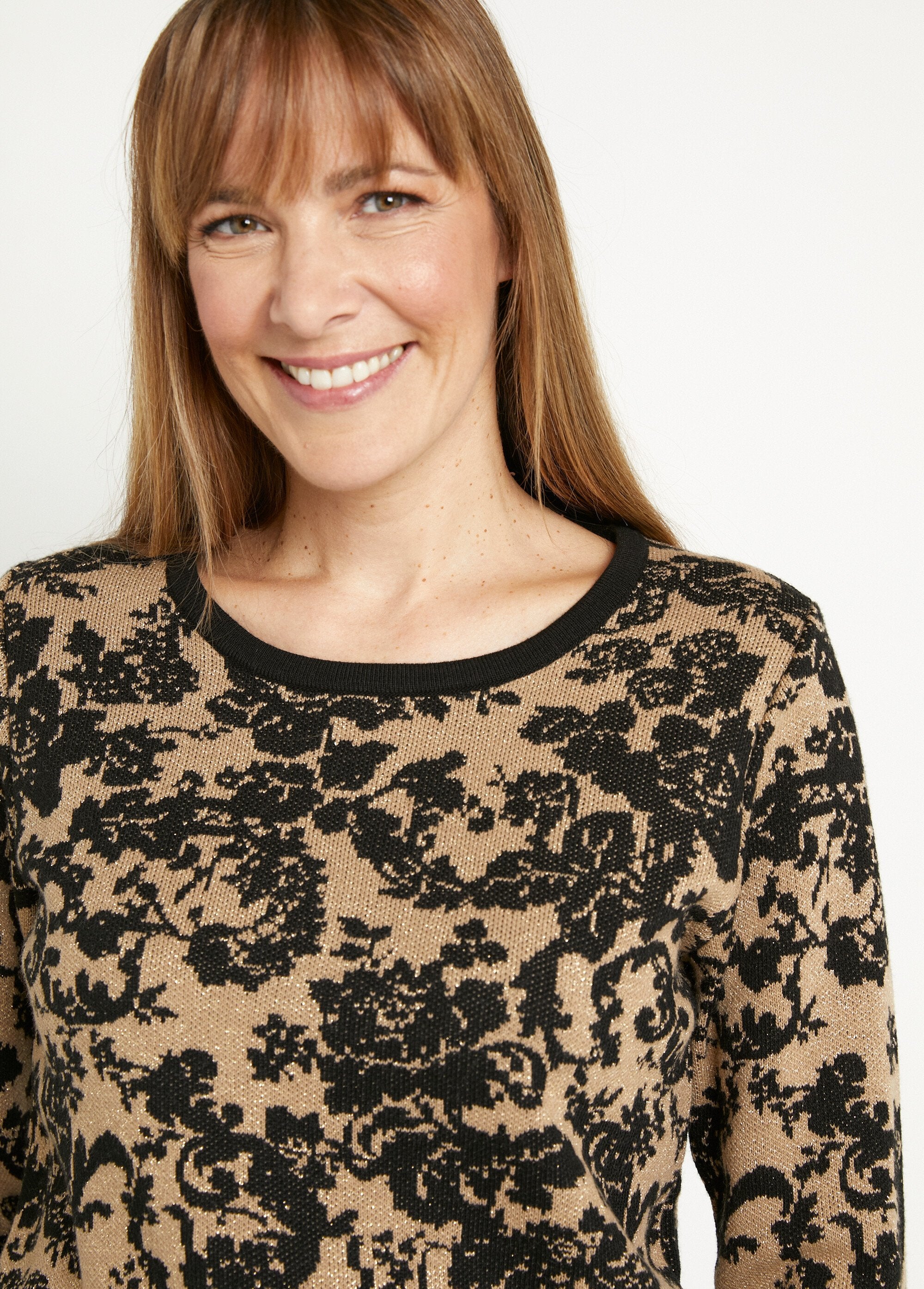 Warm_shiny_floral_jacquard_sweater_with_round_neck_Gold_and_black_DE1_slim