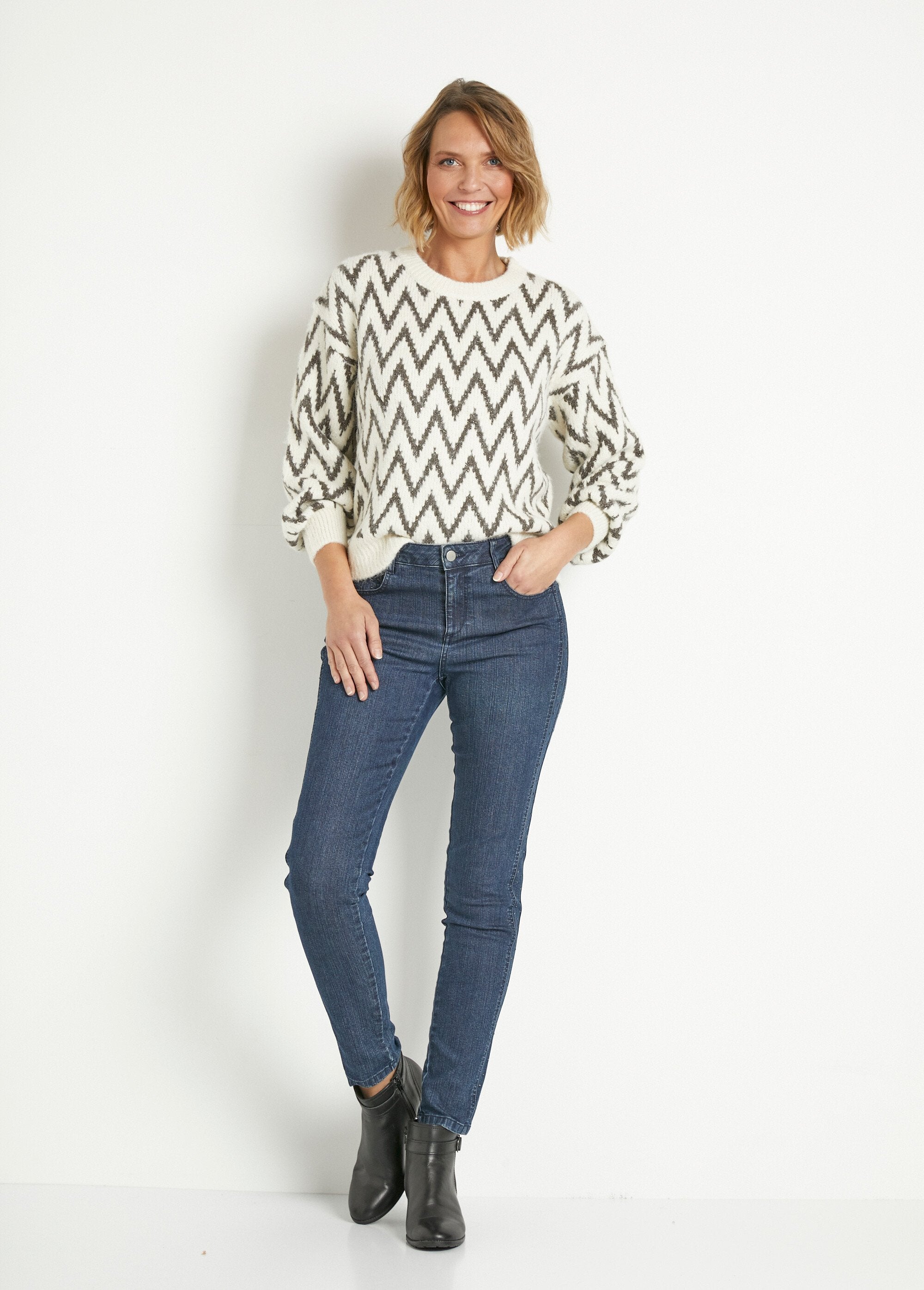 Warm_wool_sweater_with_metallic_herringbone_pattern_Ecru_and_silver_SF1_slim