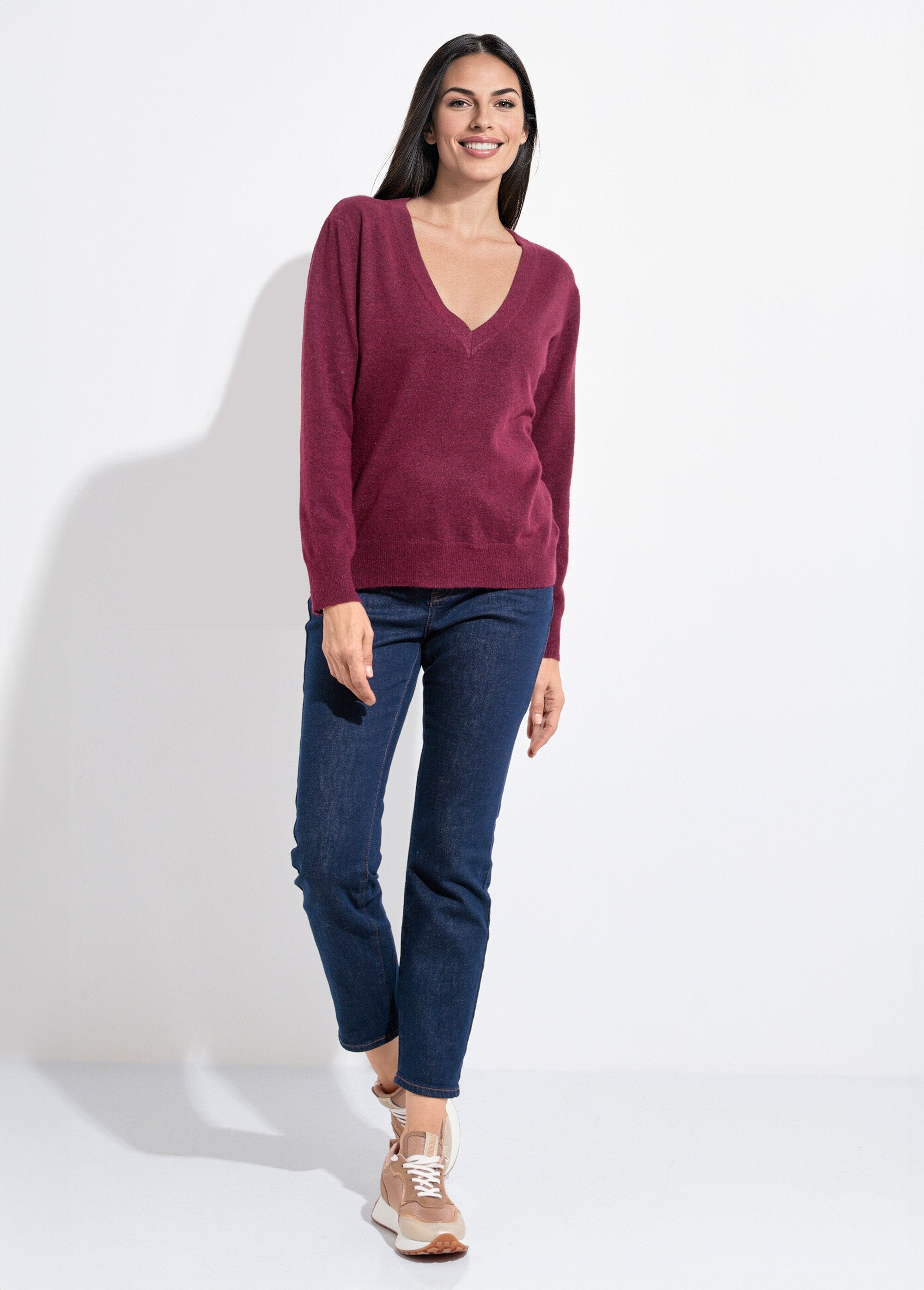 Soft_and_warm_V-neck_sweater_with_wool_Bordeaux_SF1_slim