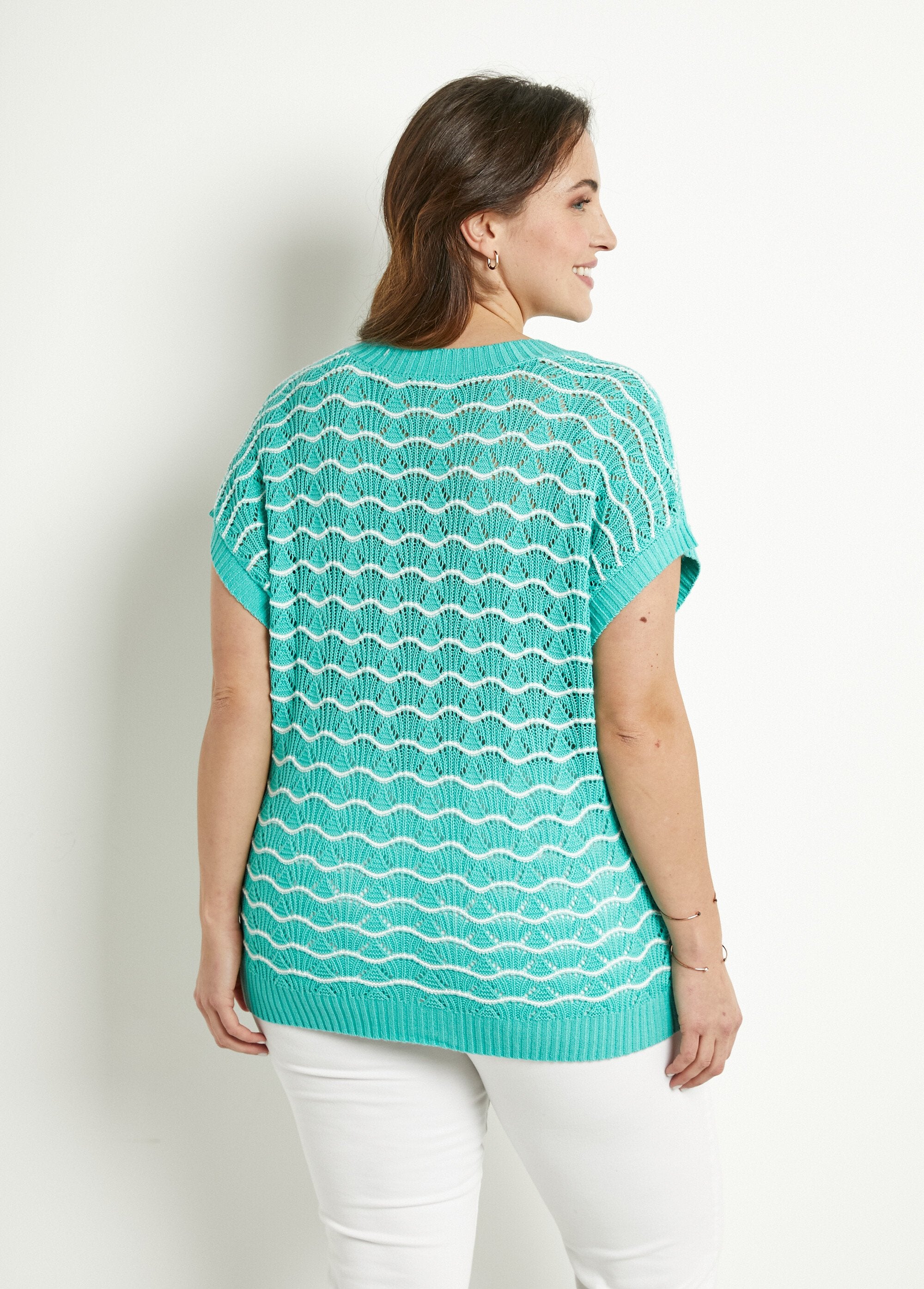 Two-tone_openwork_V-neck_sleeveless_sweater_Mint_and_ecru_DO1_curvy