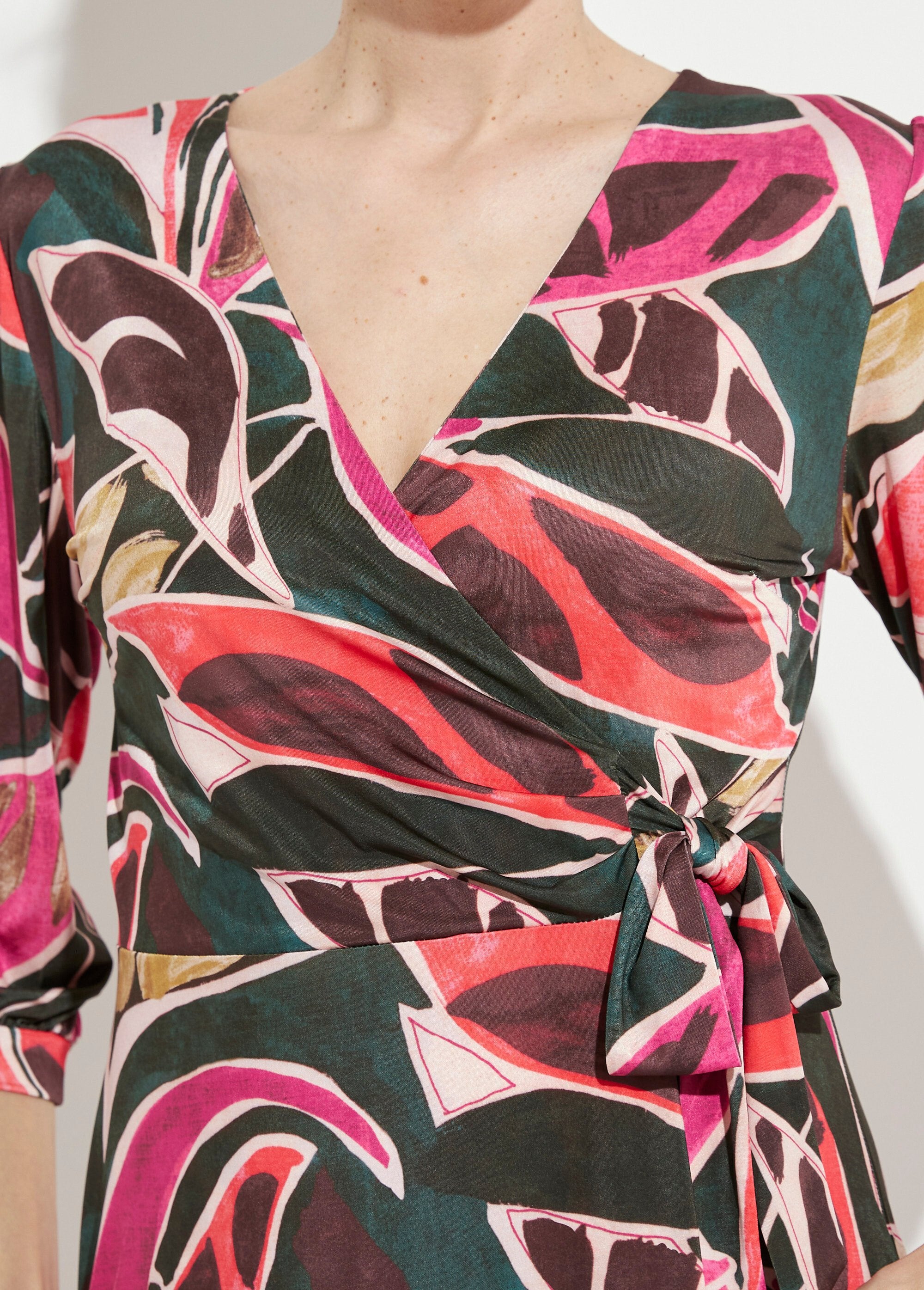 Short,_flared_wrap_dress_with_3/4_sleeves_Multicolor_DE1_slim