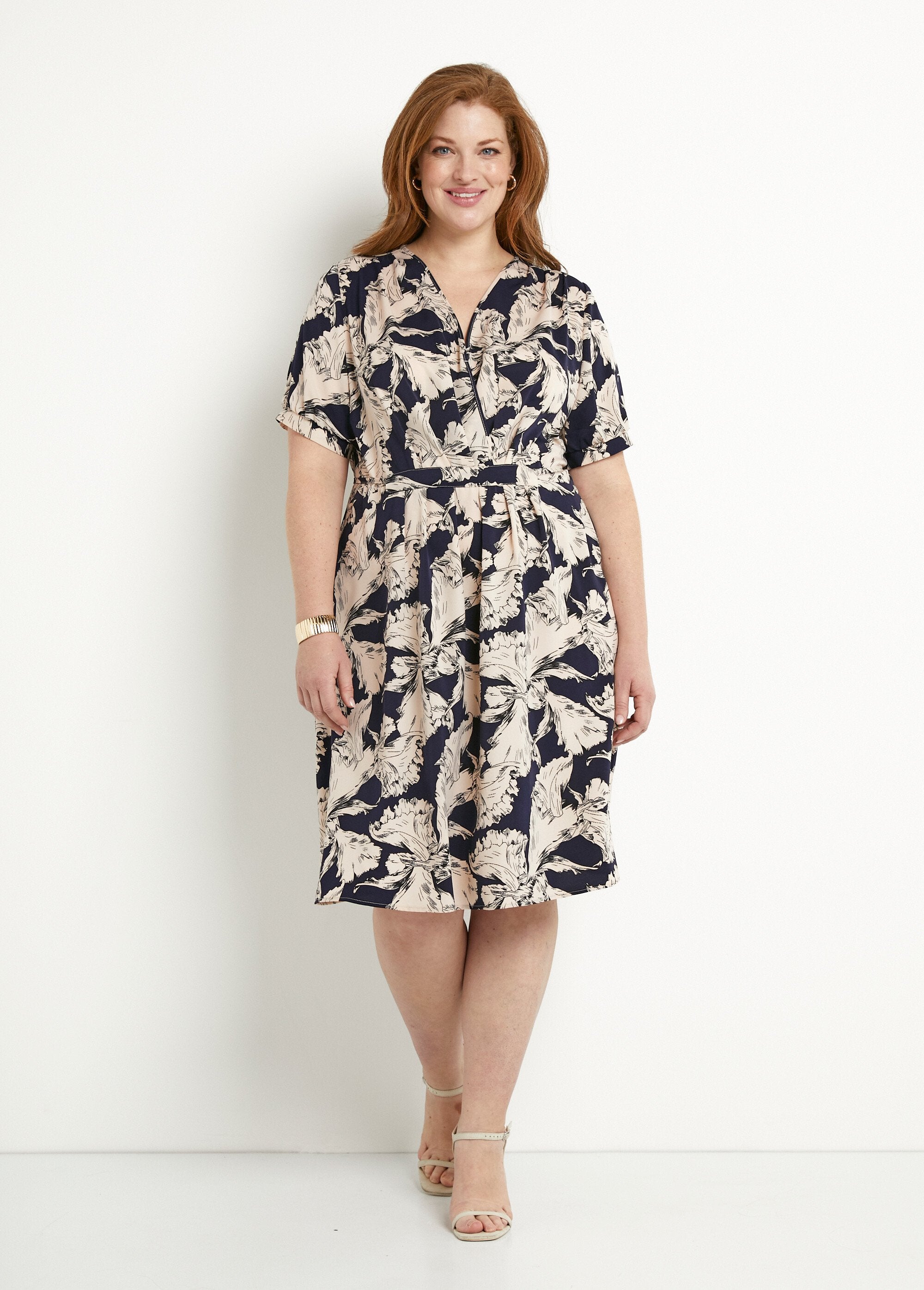 Short_wrap_dress_with_flowing_graphic_pattern_Navy_and_white_FA1_curvy