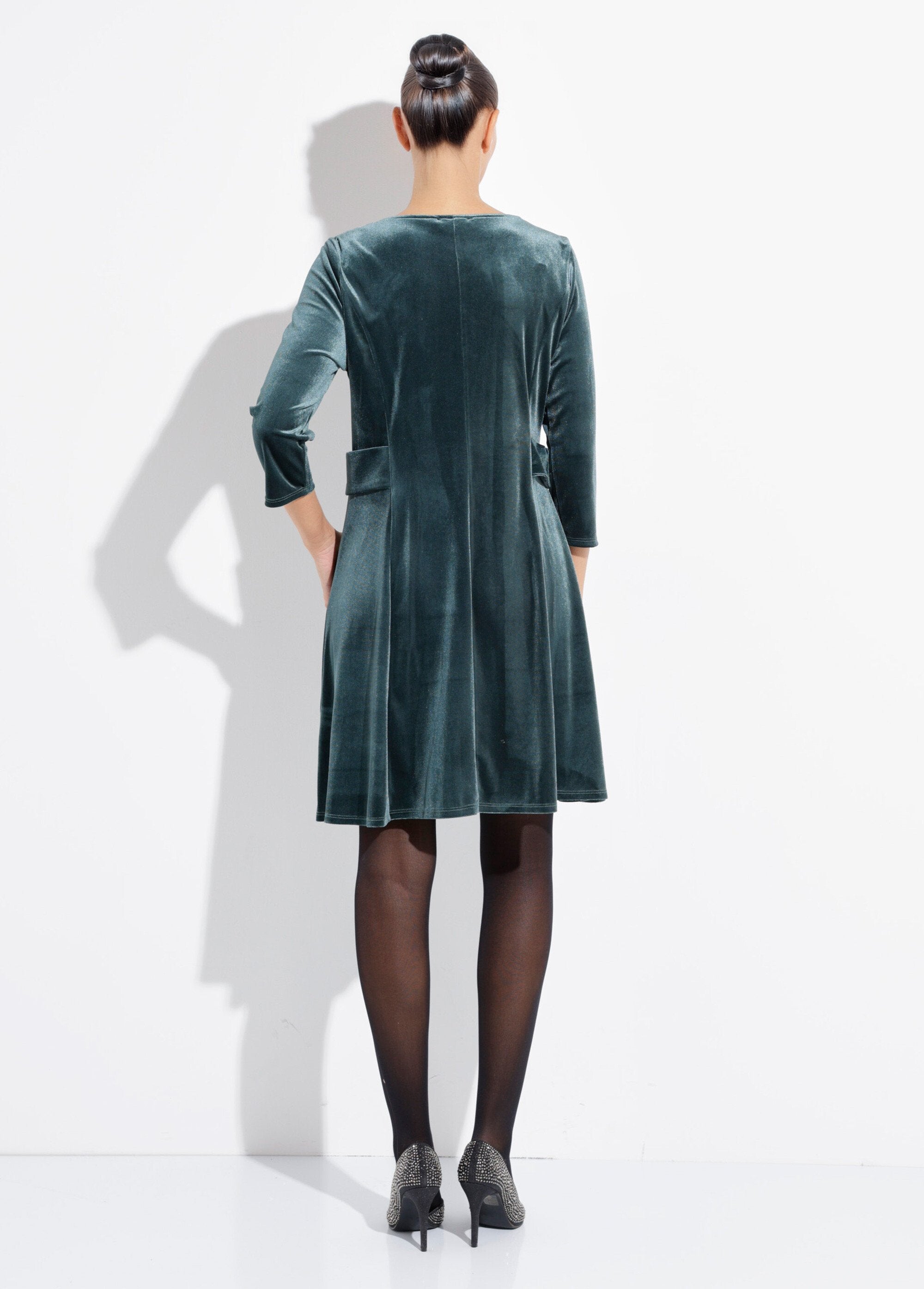 Velvet_dress_with_a_round_neck_and_defined_waist_Green_DO1_slim