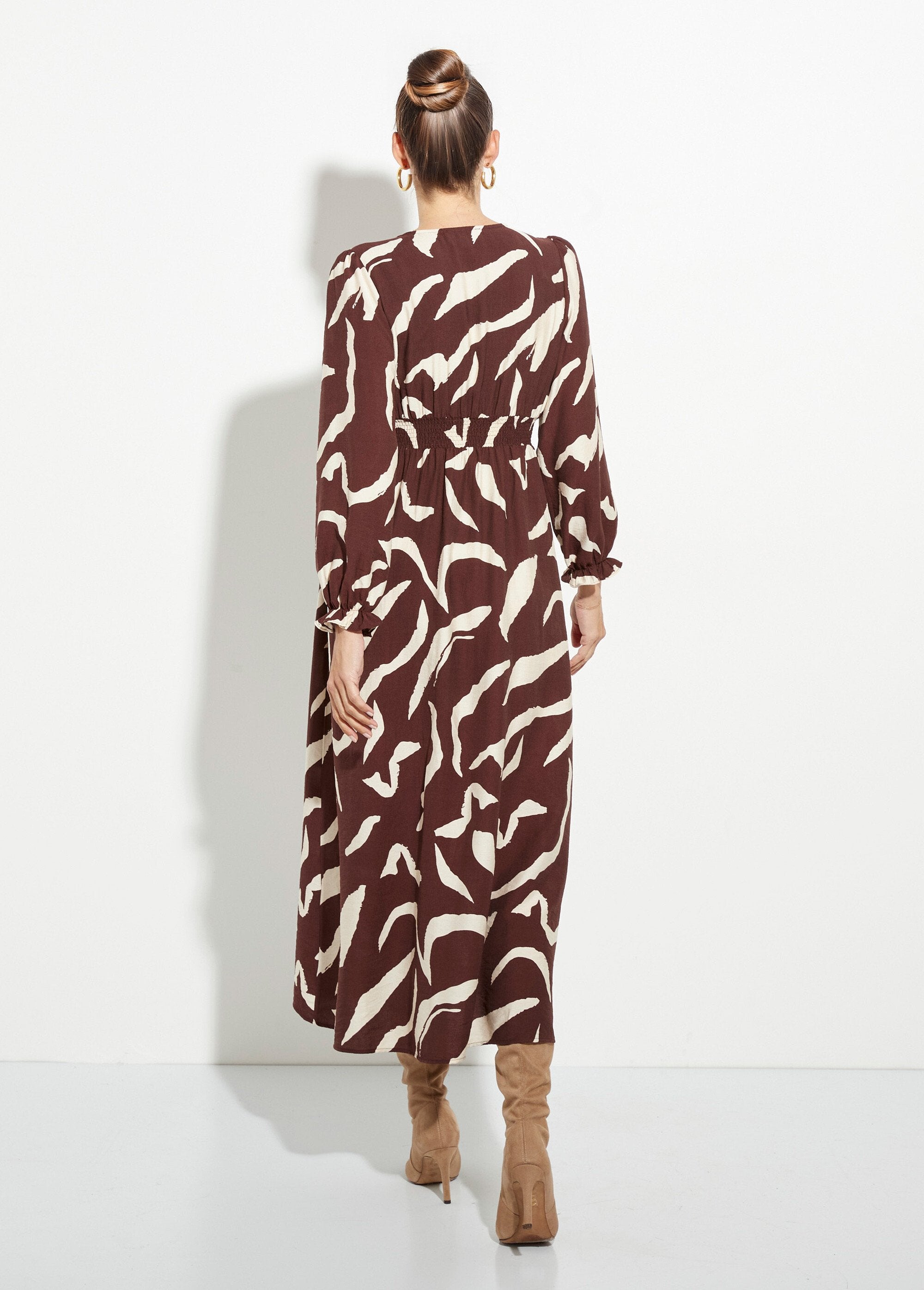 Long_printed_dress_with_pleated_waist_and_V-neck_Brown_DO1_slim