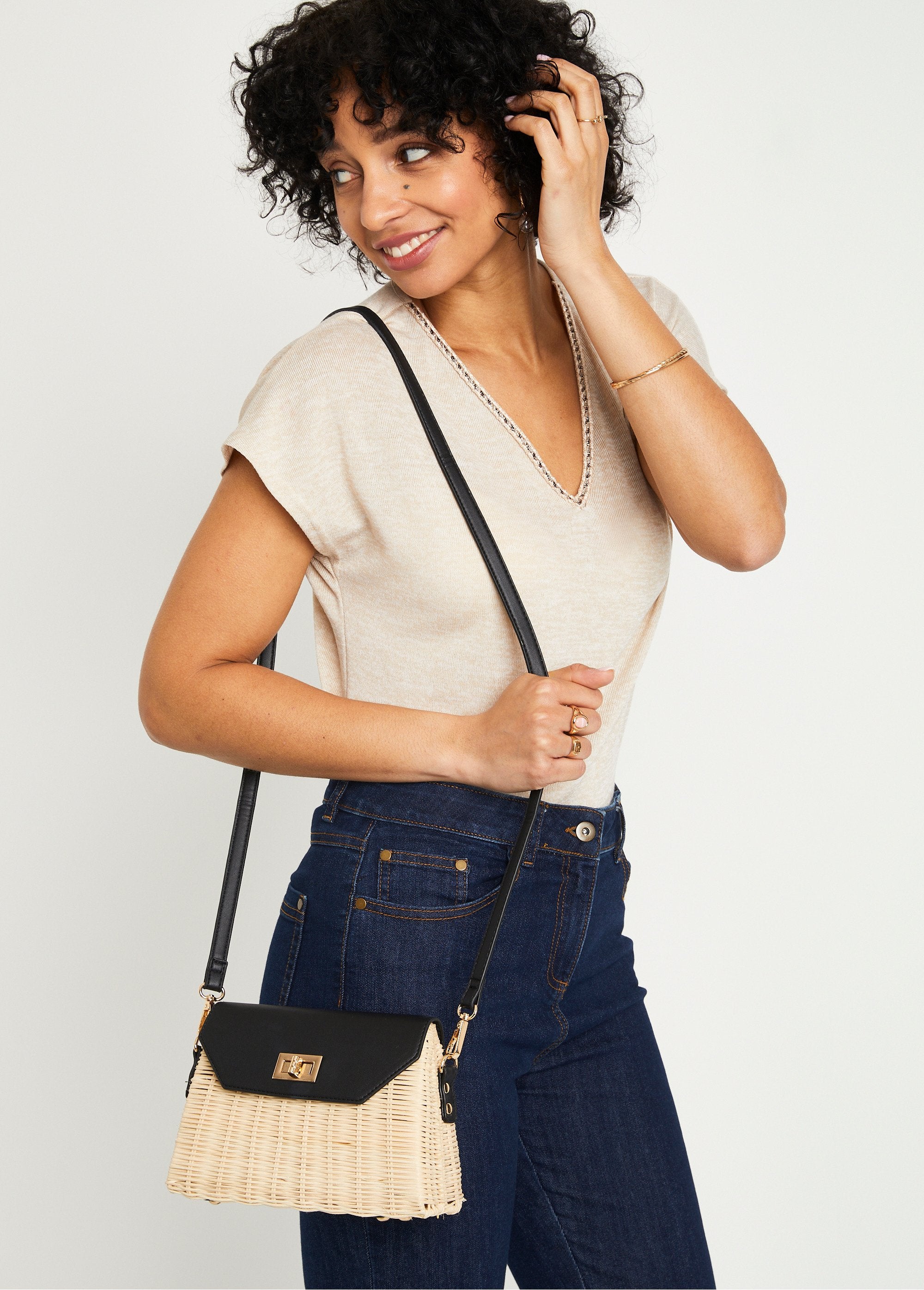 Two-tone_woven_rattan_messenger_bag_Natural_and_black_FA1_slim