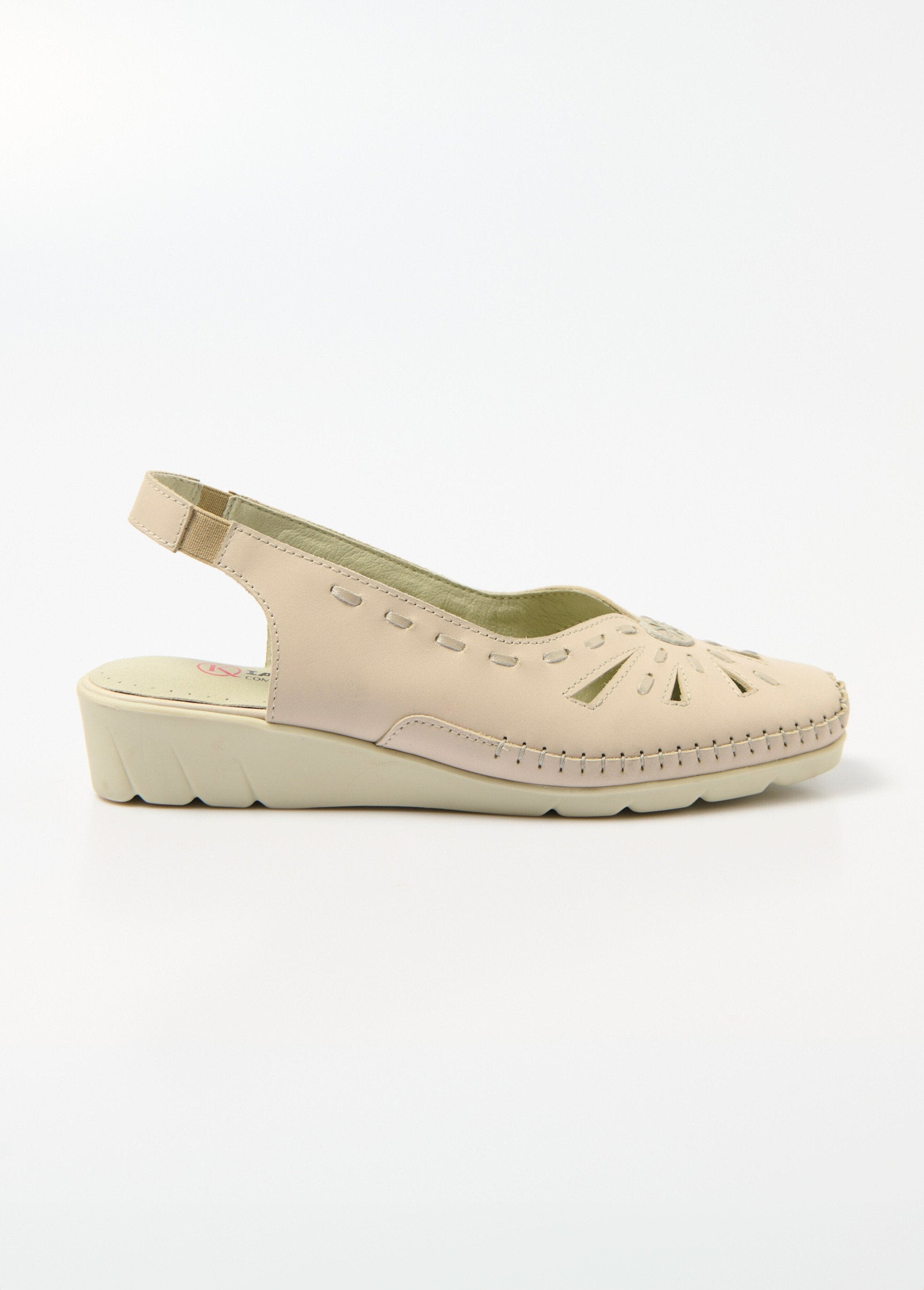 Comfort_width_closed_toe_leather_sandals_Beige_DR1_slim
