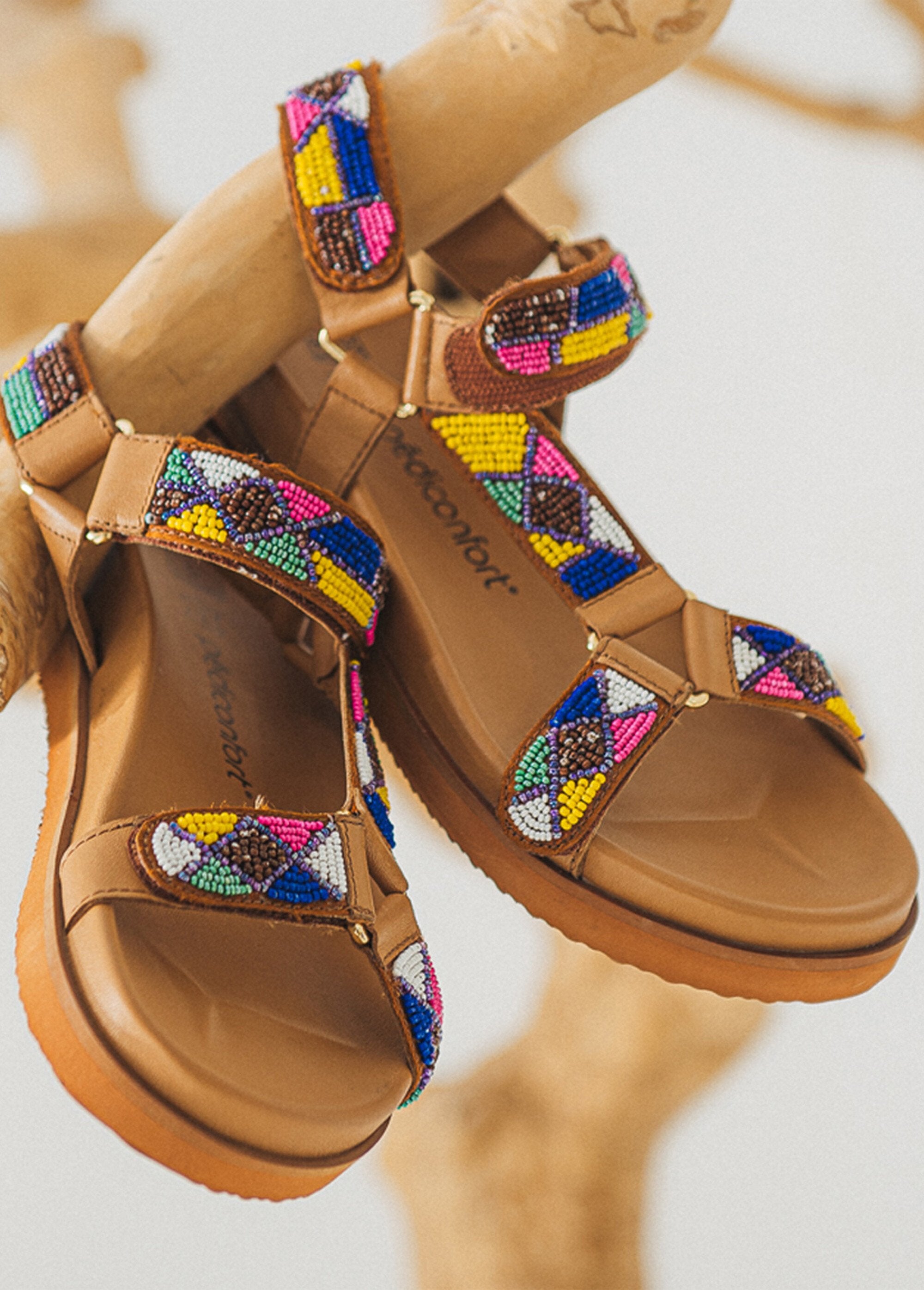 Ergonomic_sole_sandals_with_pearl_straps_Brown_DE3_slim