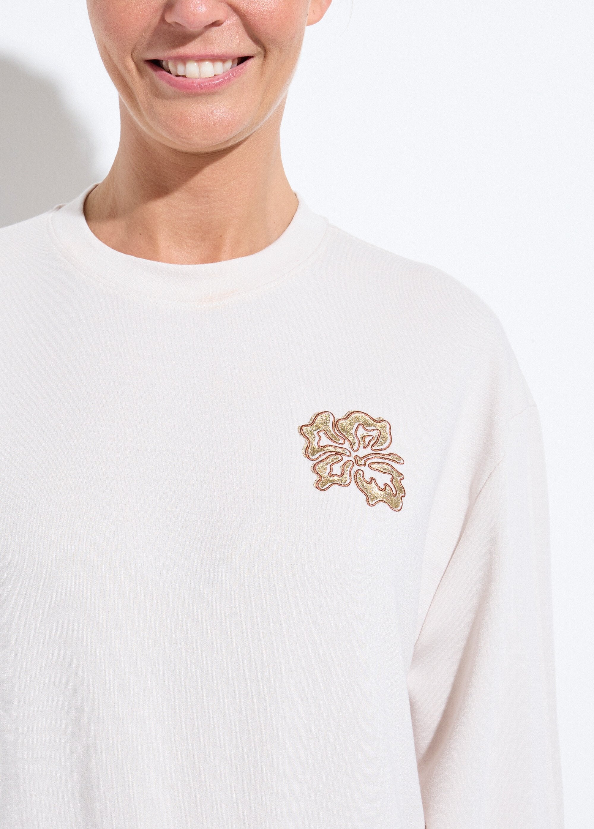 Embroidered_fleece_box_volume_sweatshirt_with_shiny_detail_Ecru_DE1_slim