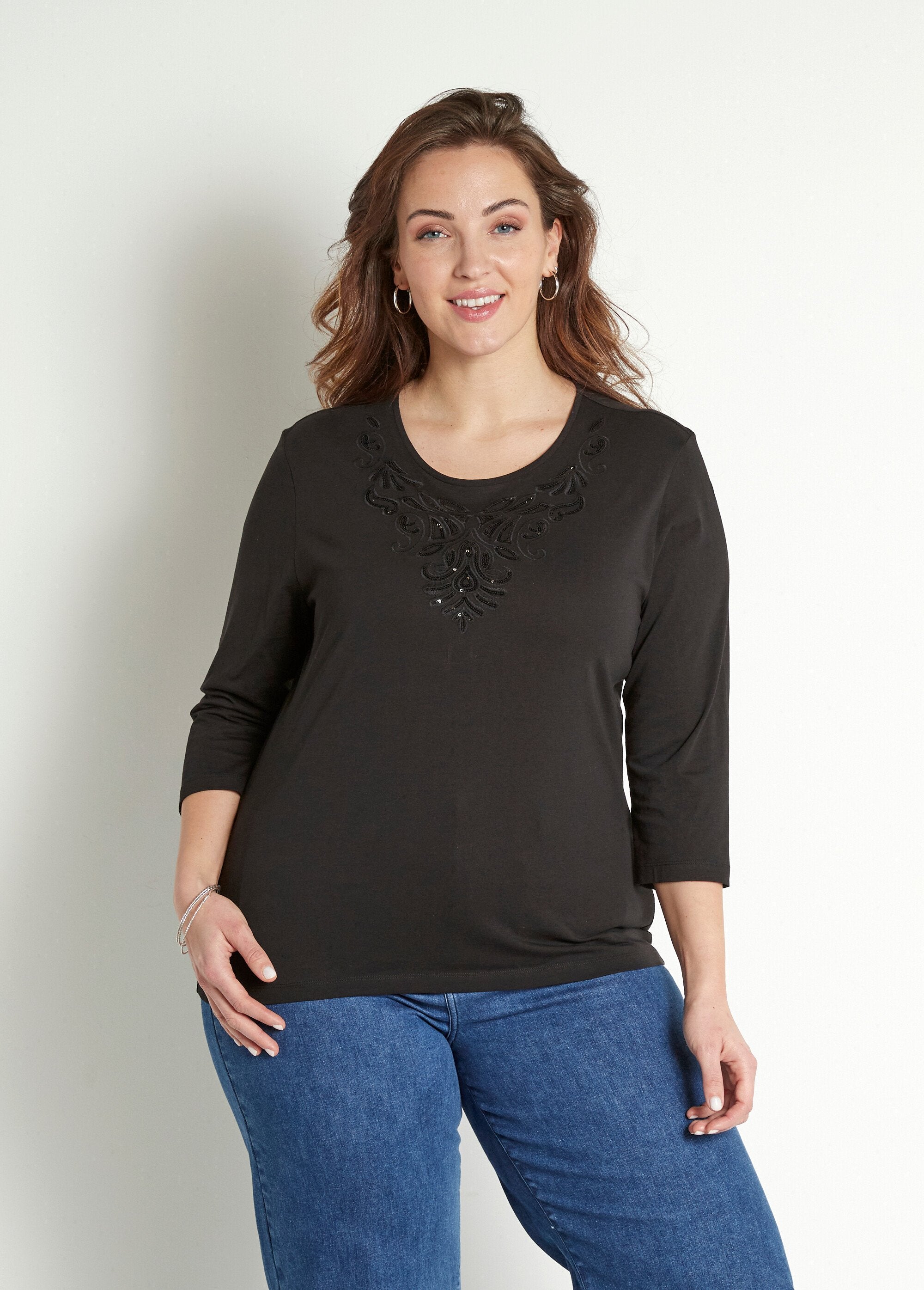 Short_embroidered_t-shirt_with_3/4_sleeves_Black_FA1_curvy