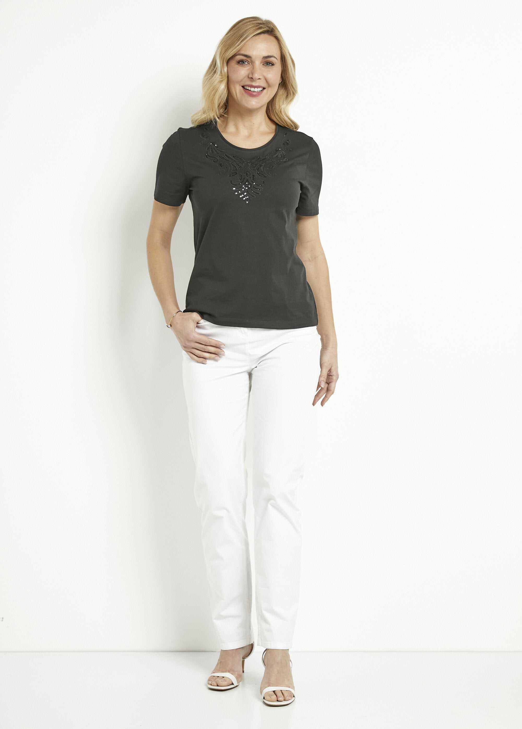 Short-sleeved_embroidered_cropped_t-shirt_Black_SF1_slim