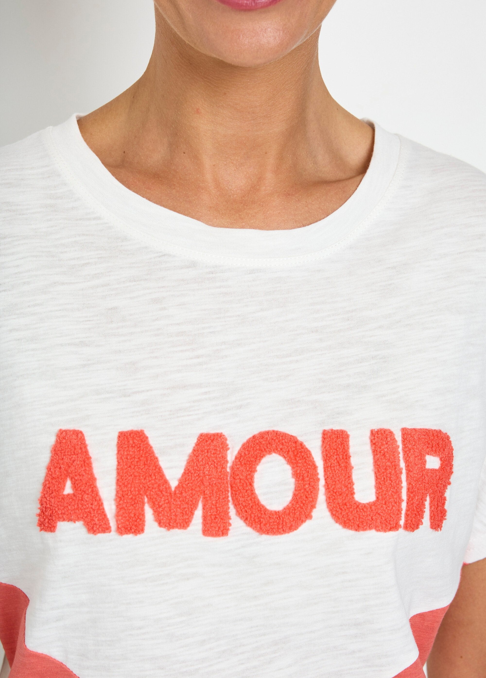 Two-tone_flame-knit_T-shirt_with_message_Coral_and_white_DE1_slim