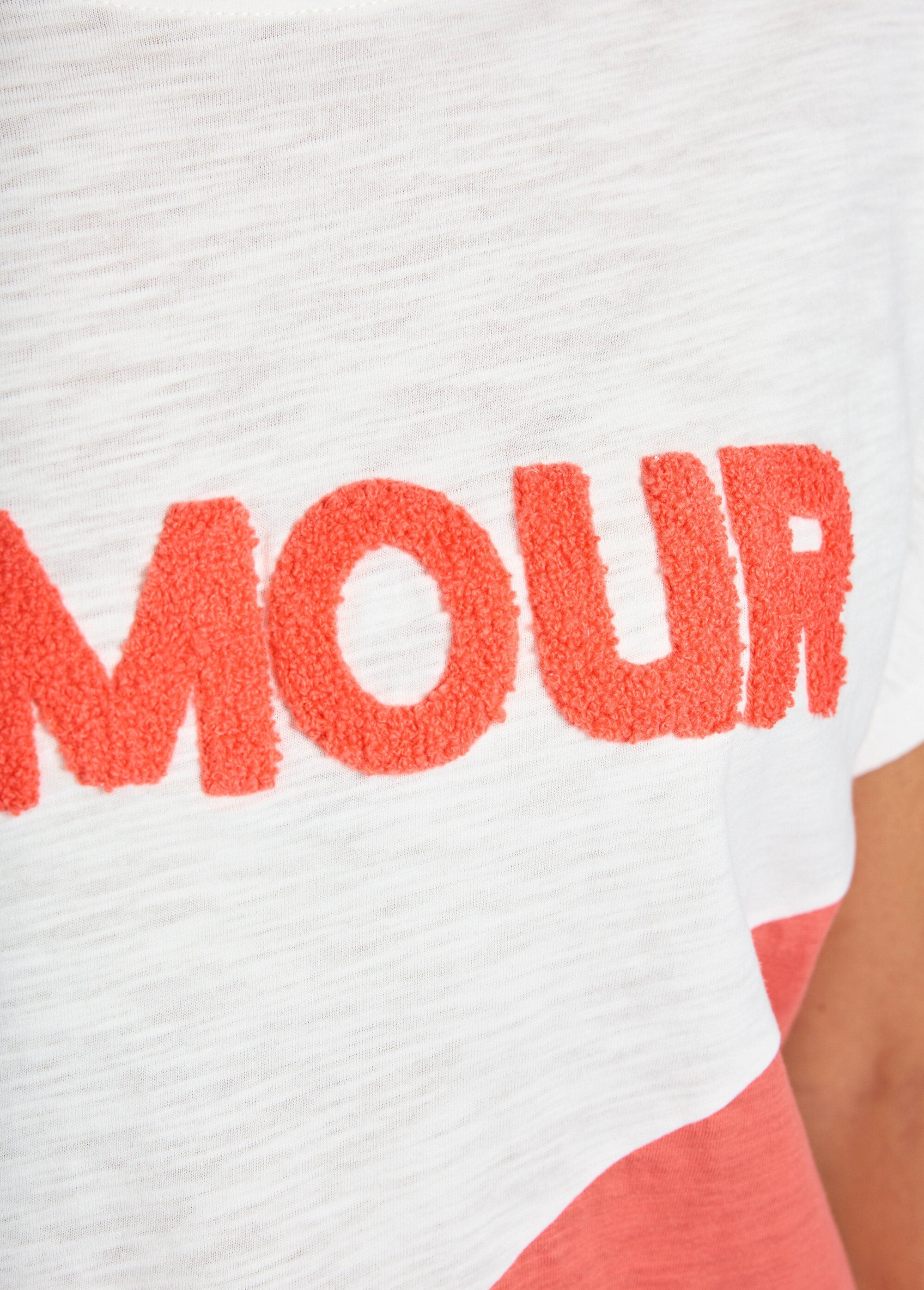 Two-tone_flame-knit_T-shirt_with_message_Coral_and_white_DE3_slim