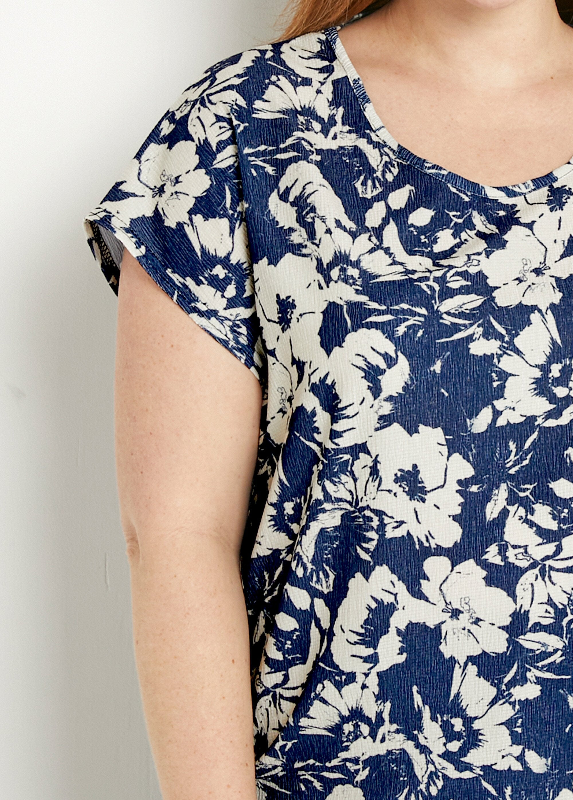 Plain_or_floral_print_short-sleeved_T-shirt_Navy_and_beige_DE1_curvy