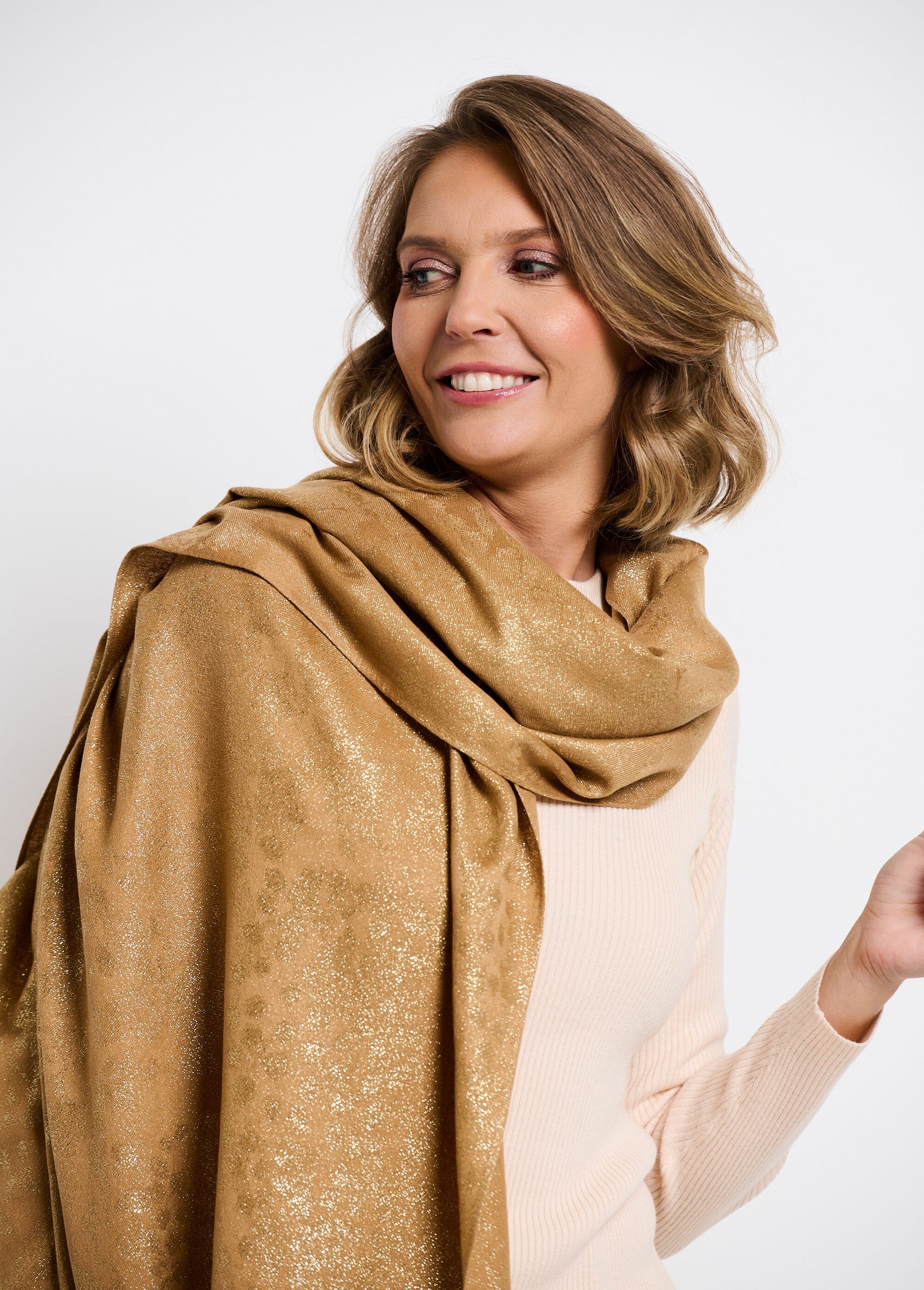 Fine_scarf_with_metallic_animal_pattern_camel_DE2_slim