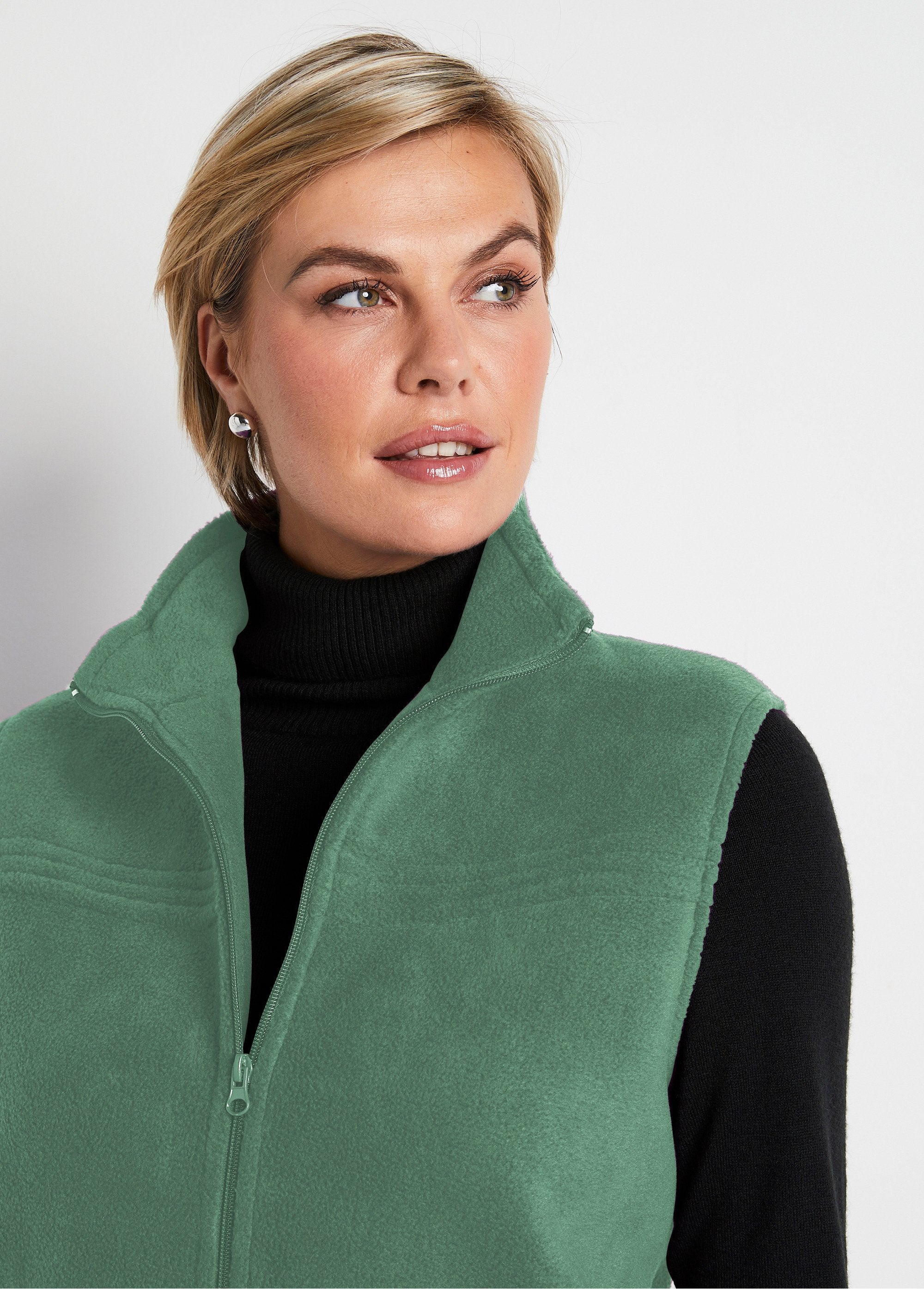 Zipped_sleeveless_fleece_jacket_Almond_green_DE1_slim