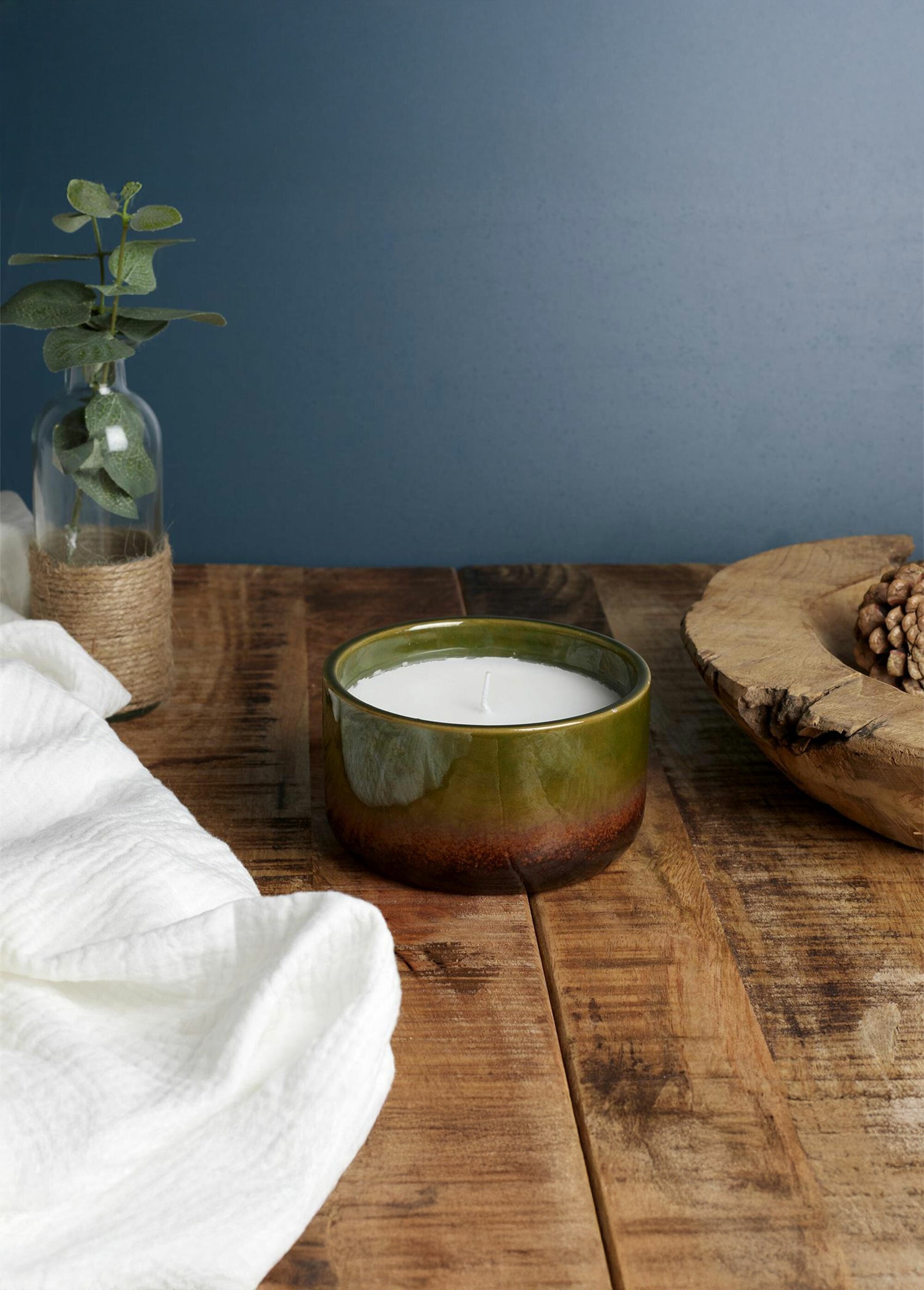 Scented_ceramic_candle,_12cm_diameter_Green_and_misty_woods_SF1_slim