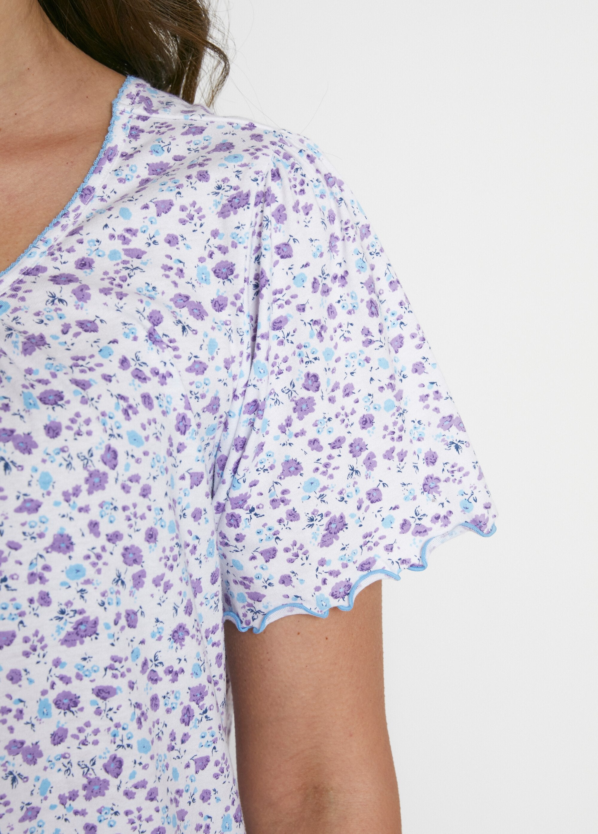 Mid-length_short-sleeved_nightgown_Lilac_and_blue_DE3_slim