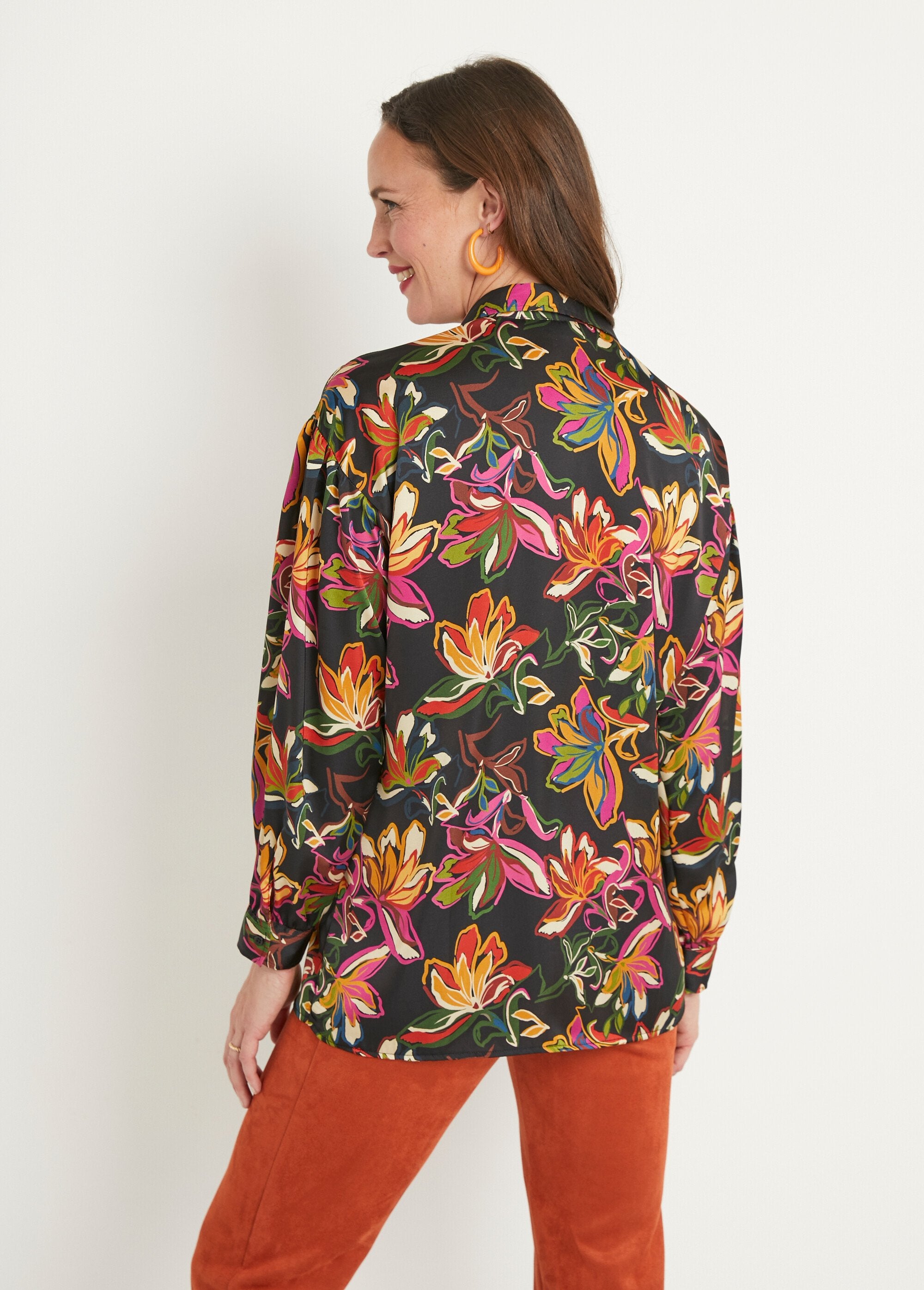 Long-sleeved_floral_satin_blouse_Black_and_pink_DO1_slim