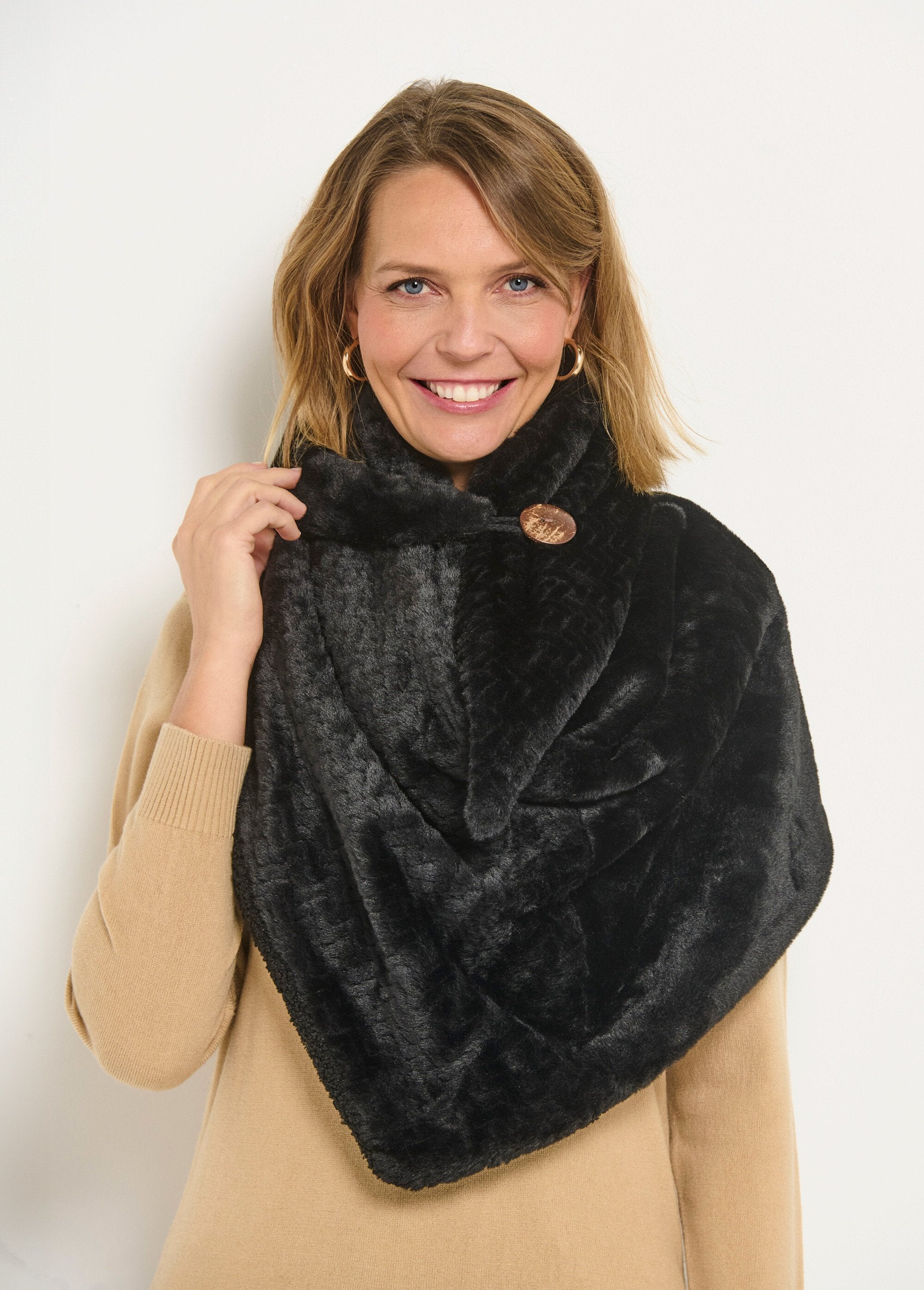 Warm_fur_shoulder_cover_with_chevron_pattern_Black_FA1_slim