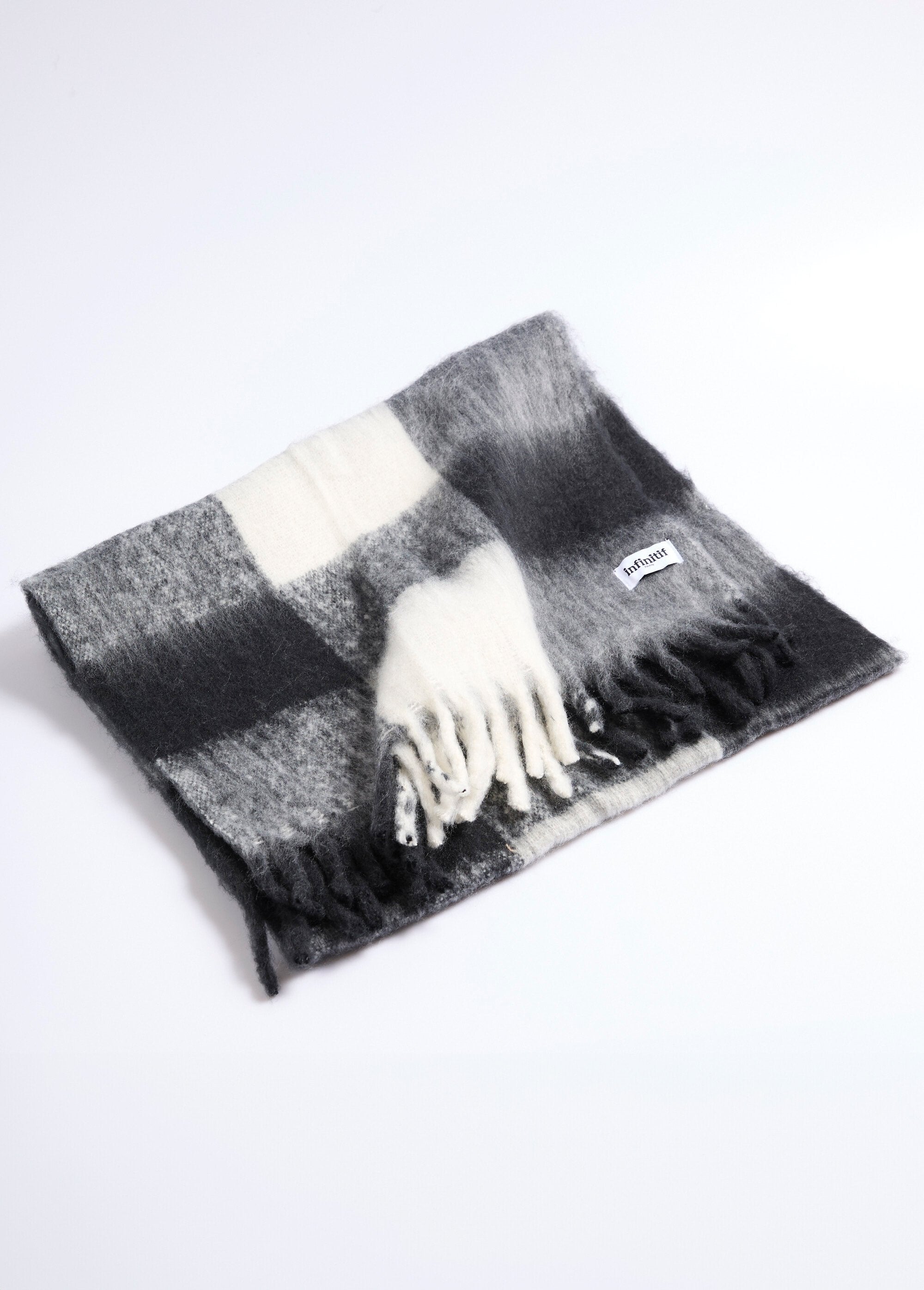 Warm_plaid_scarf_with_fringes_Black_tile_FA1_slim