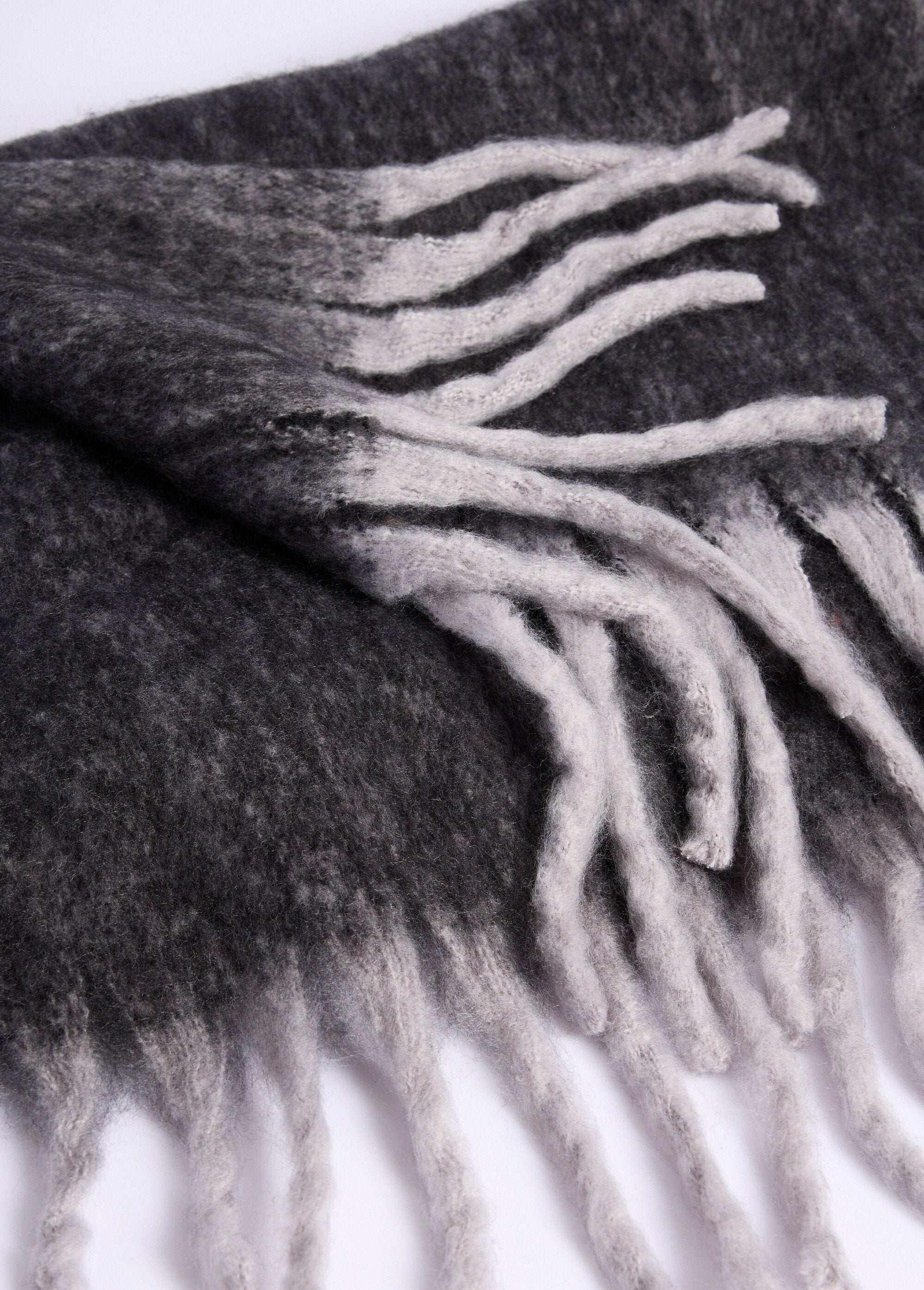 Soft_scarf_with_contrasting_fringe_Black_DE1_slim