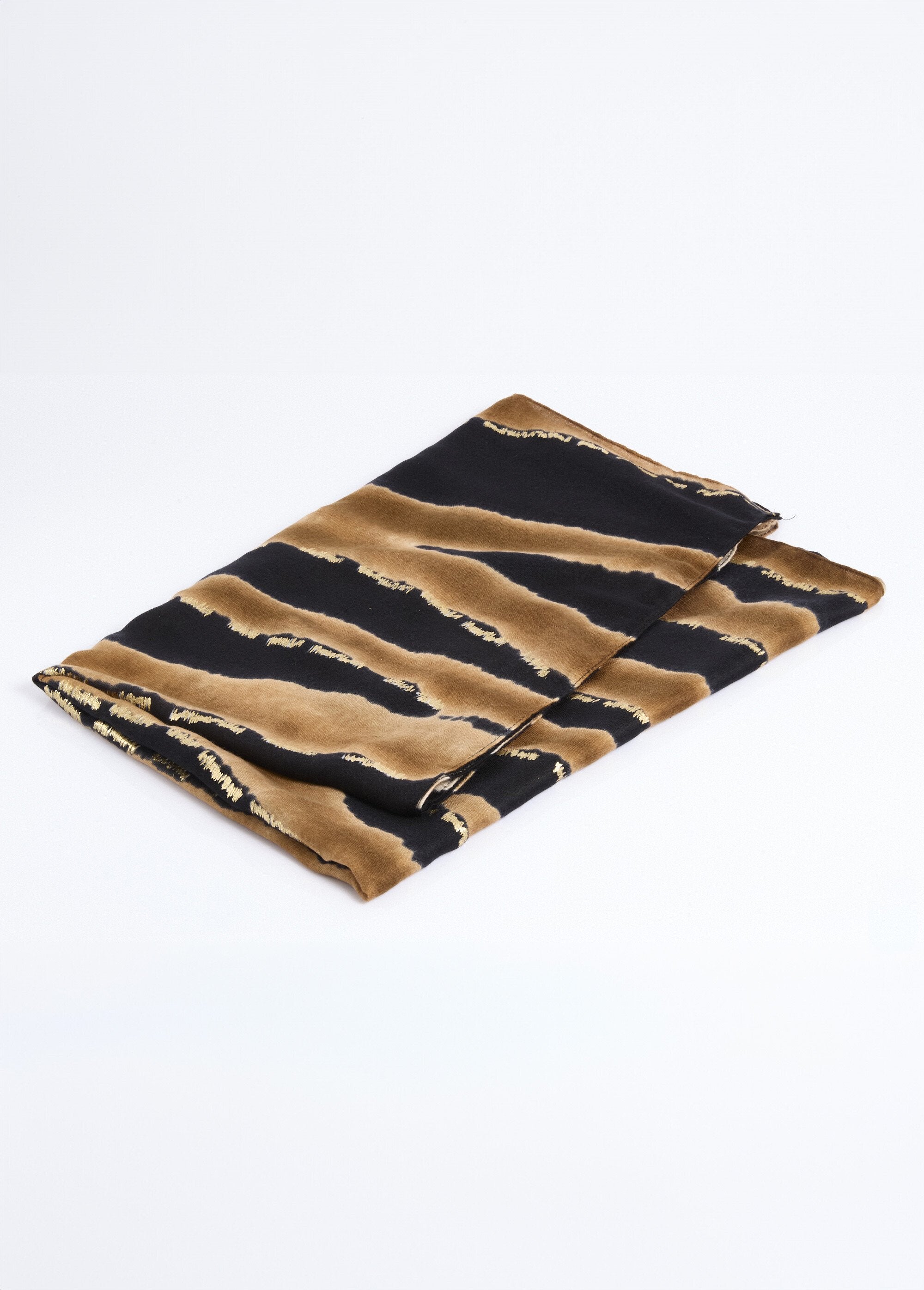 Two-tone_striped_scarf_in_monochrome_camel_DE1_slim