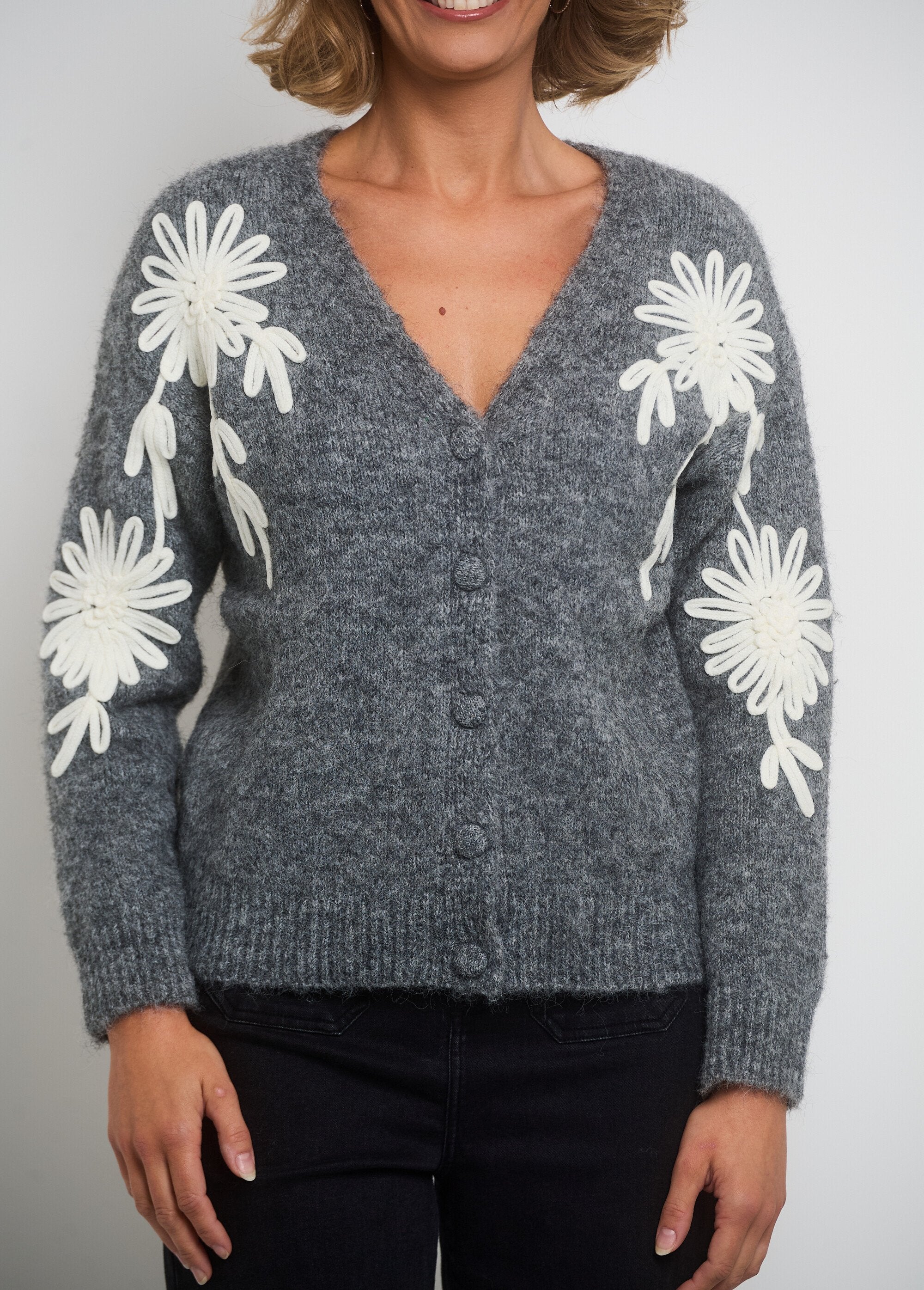 Warm_V-neck_vest_with_floral_applications_Gray_DE2_slim