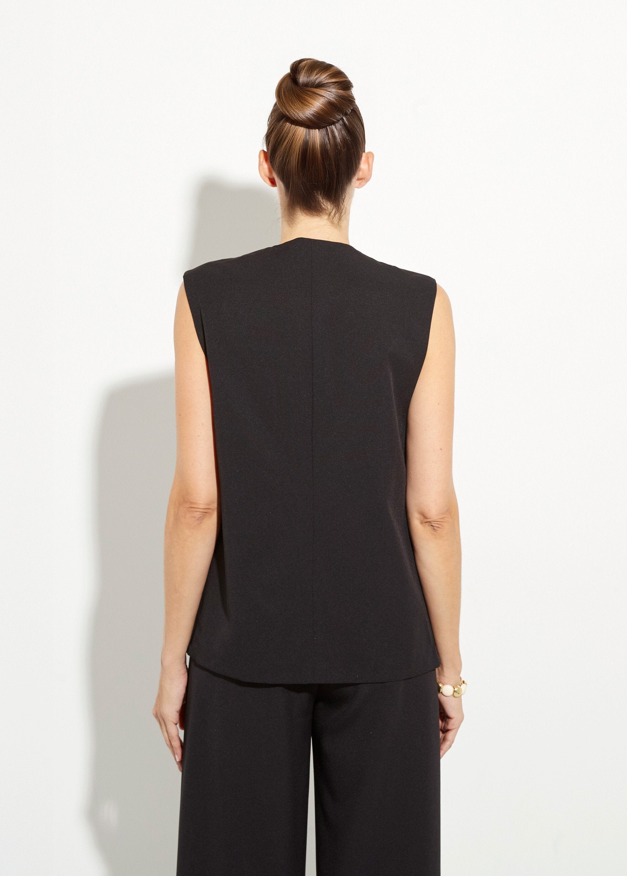 Sleeveless_suit_vest_with_side_buttons_Black_DO1_slim