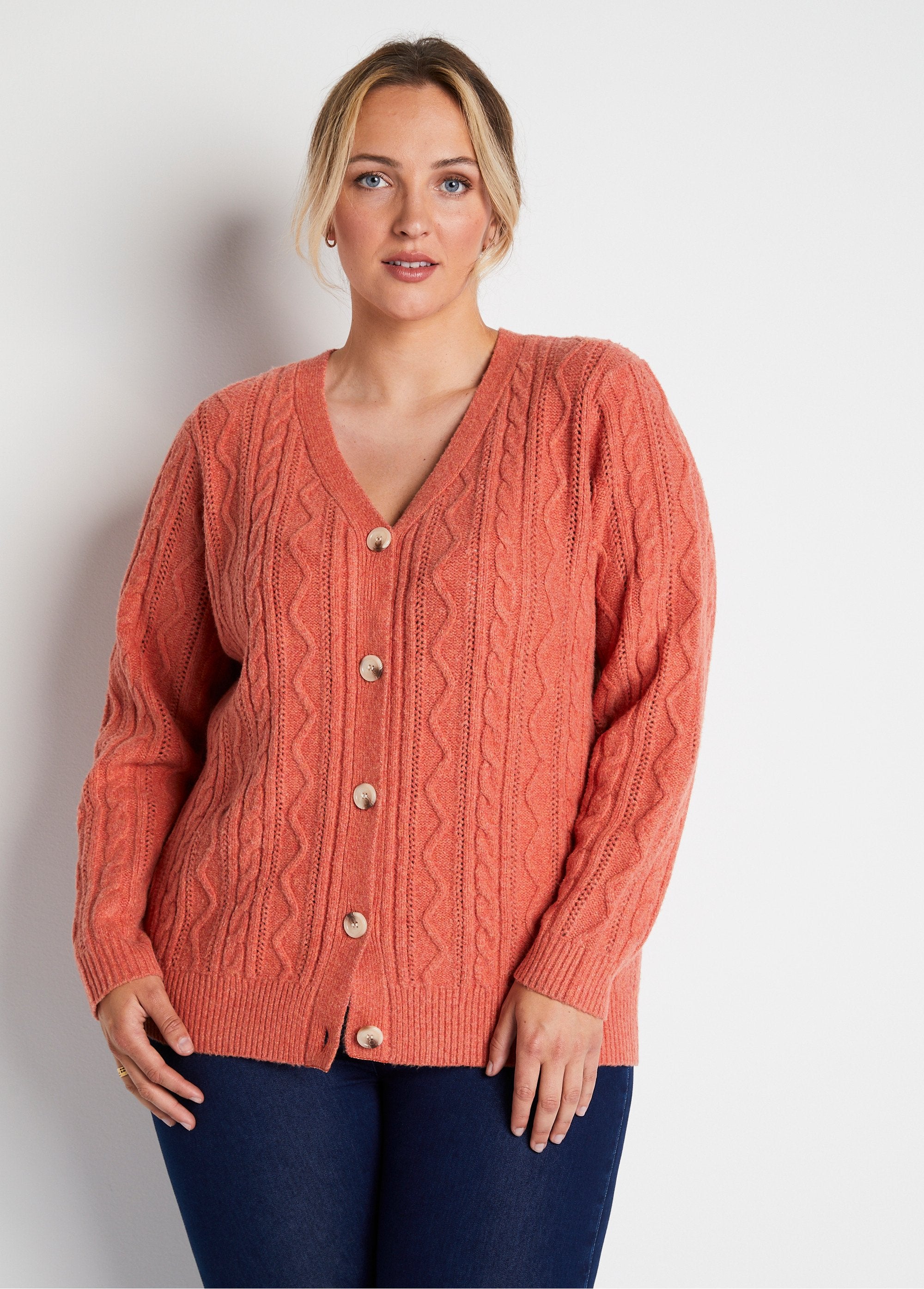 Short_buttoned_V-neck_cable_knit_cardigan_Tomette_FA1_curvy