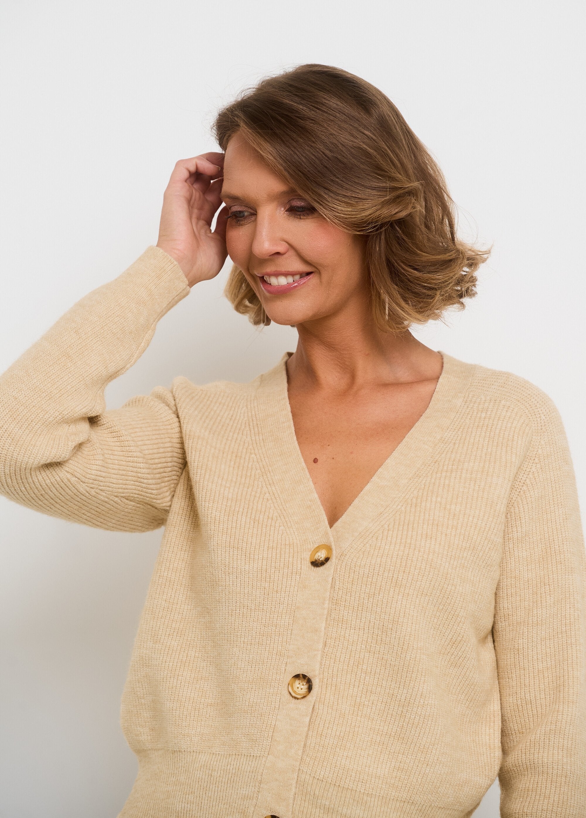 Short_V-neck_cardigan_with_contrasting_buttons_Beige_DE2_slim