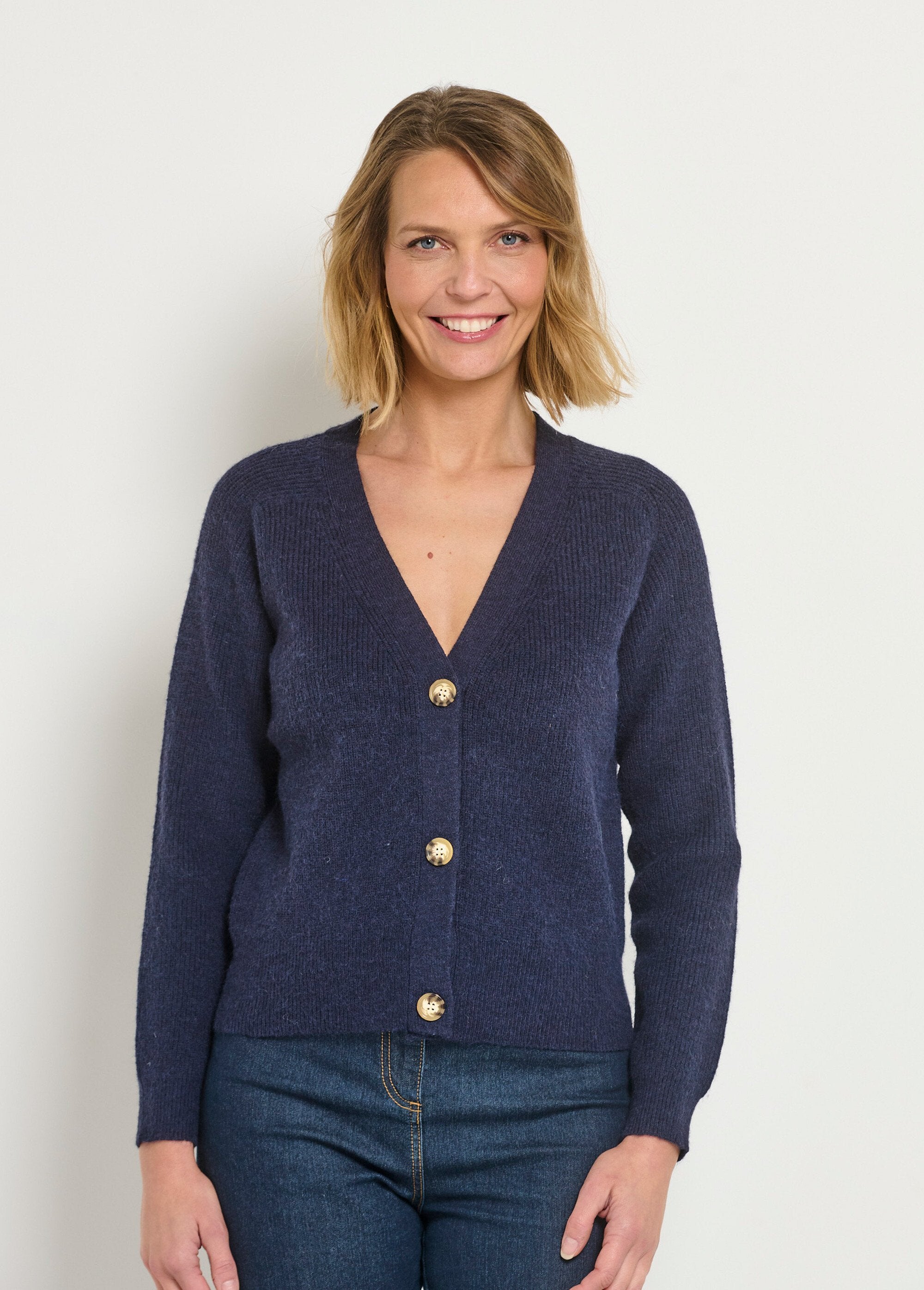 Short_V-neck_cardigan_with_contrasting_buttons_Marine_FA1_slim