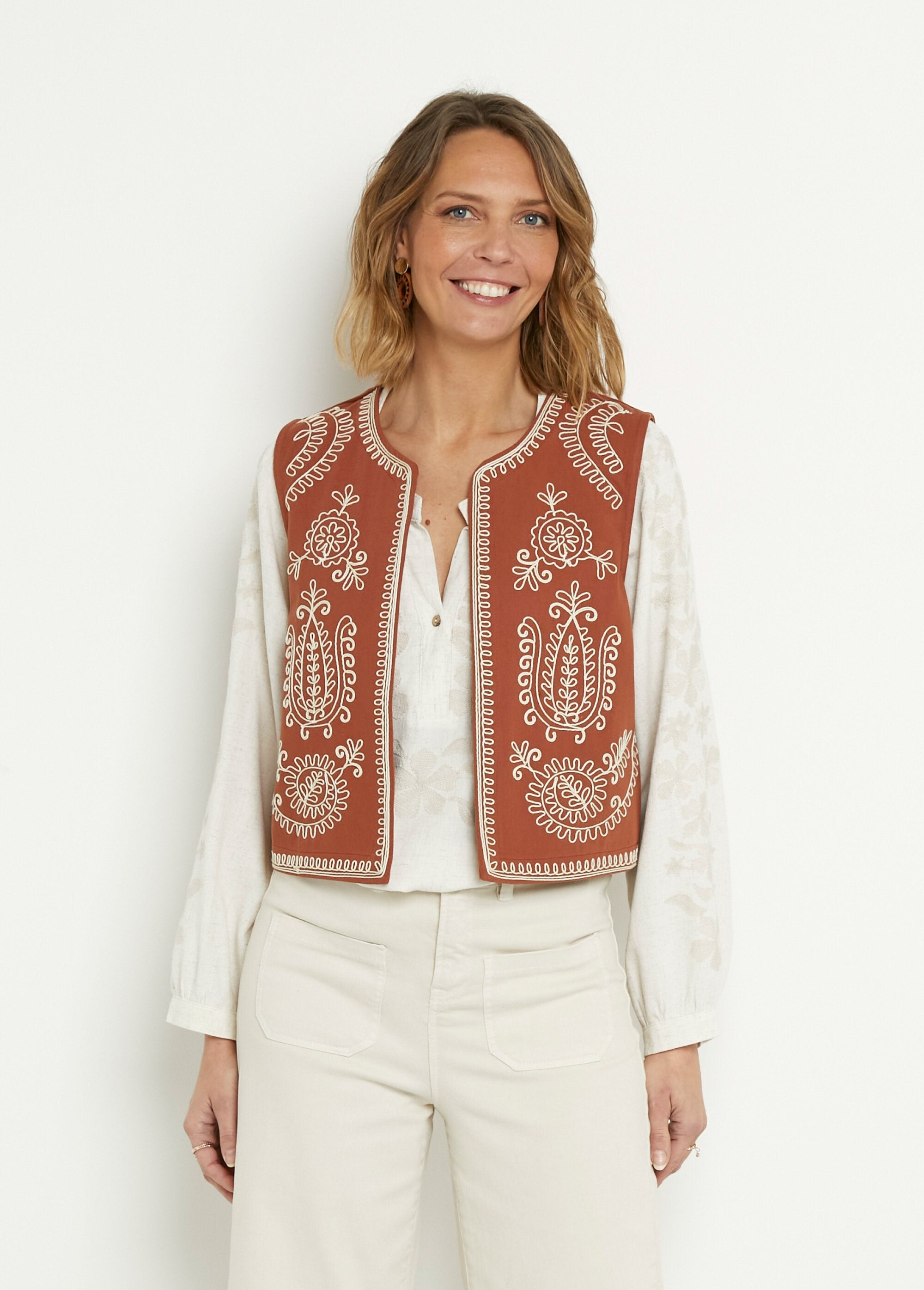 Gilet_sans_manches_brodé_style_scandinave_Paprika_FA1_slim