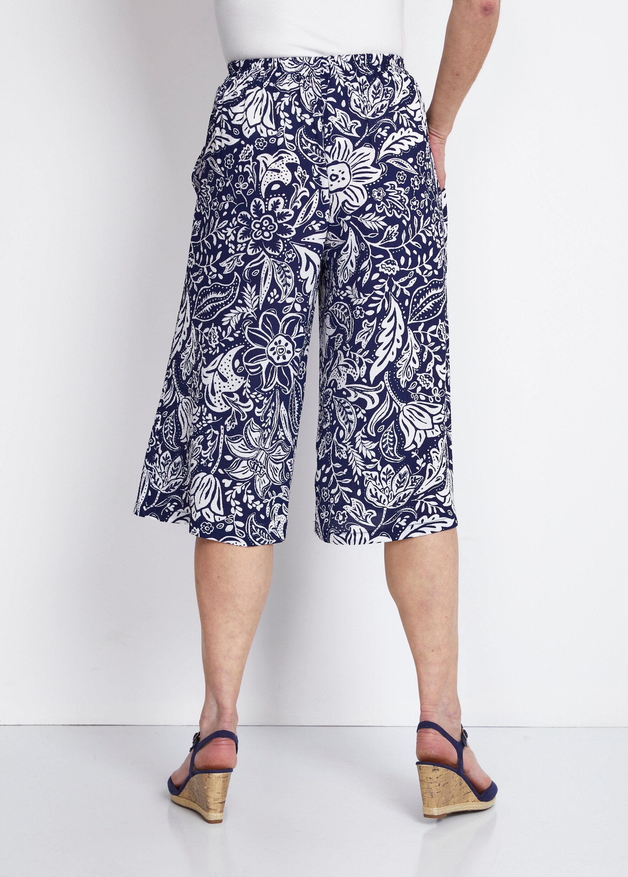 Culottes_with_elasticated_waist_and_embossed_fabric_Blue_and_white_DO1_slim