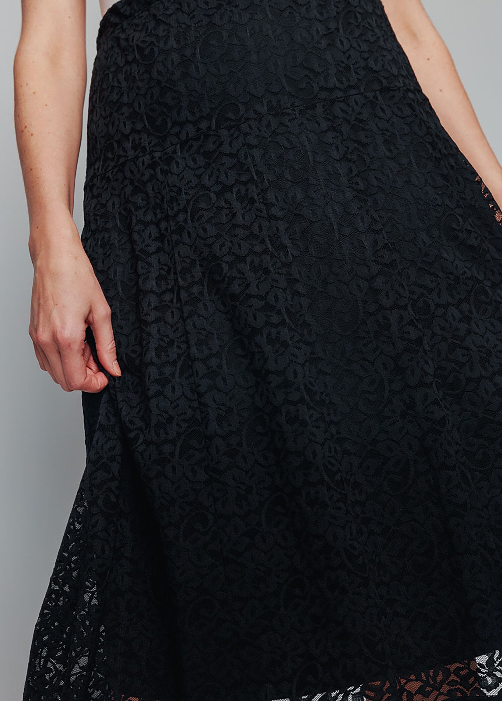 Flared_lace_skirt_Black_DE1_slim