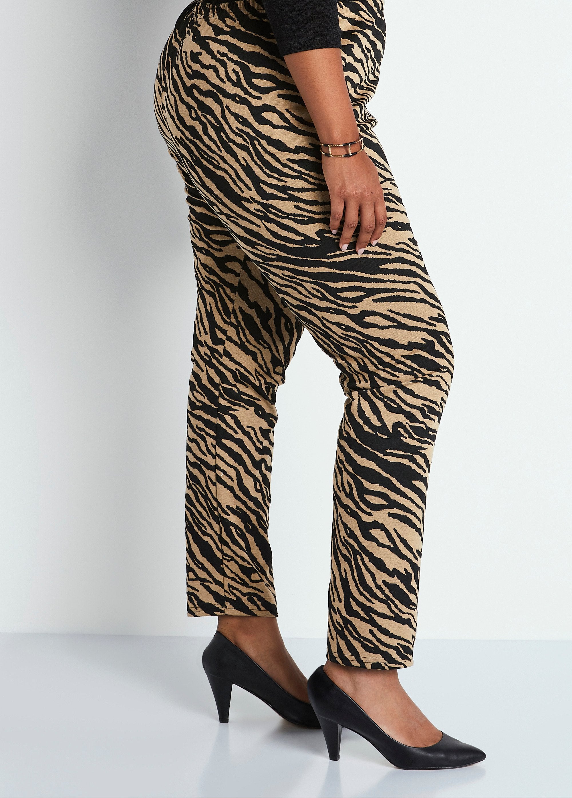 Jacquard_knit_elasticated_waist_leggings_Zebra_camel_DR1_curvy