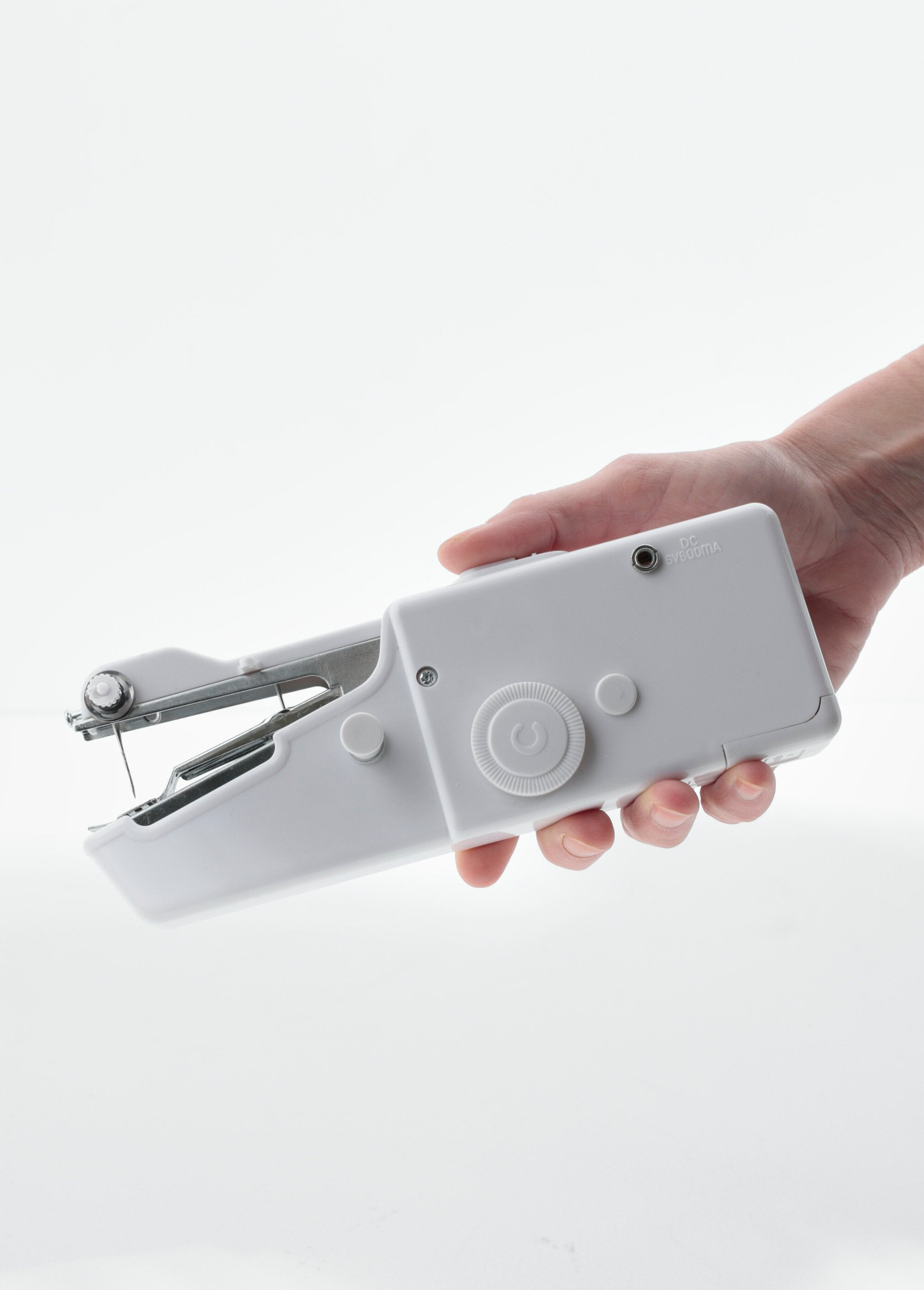 Mini_portable_sewing_machine_White_FA2_slim