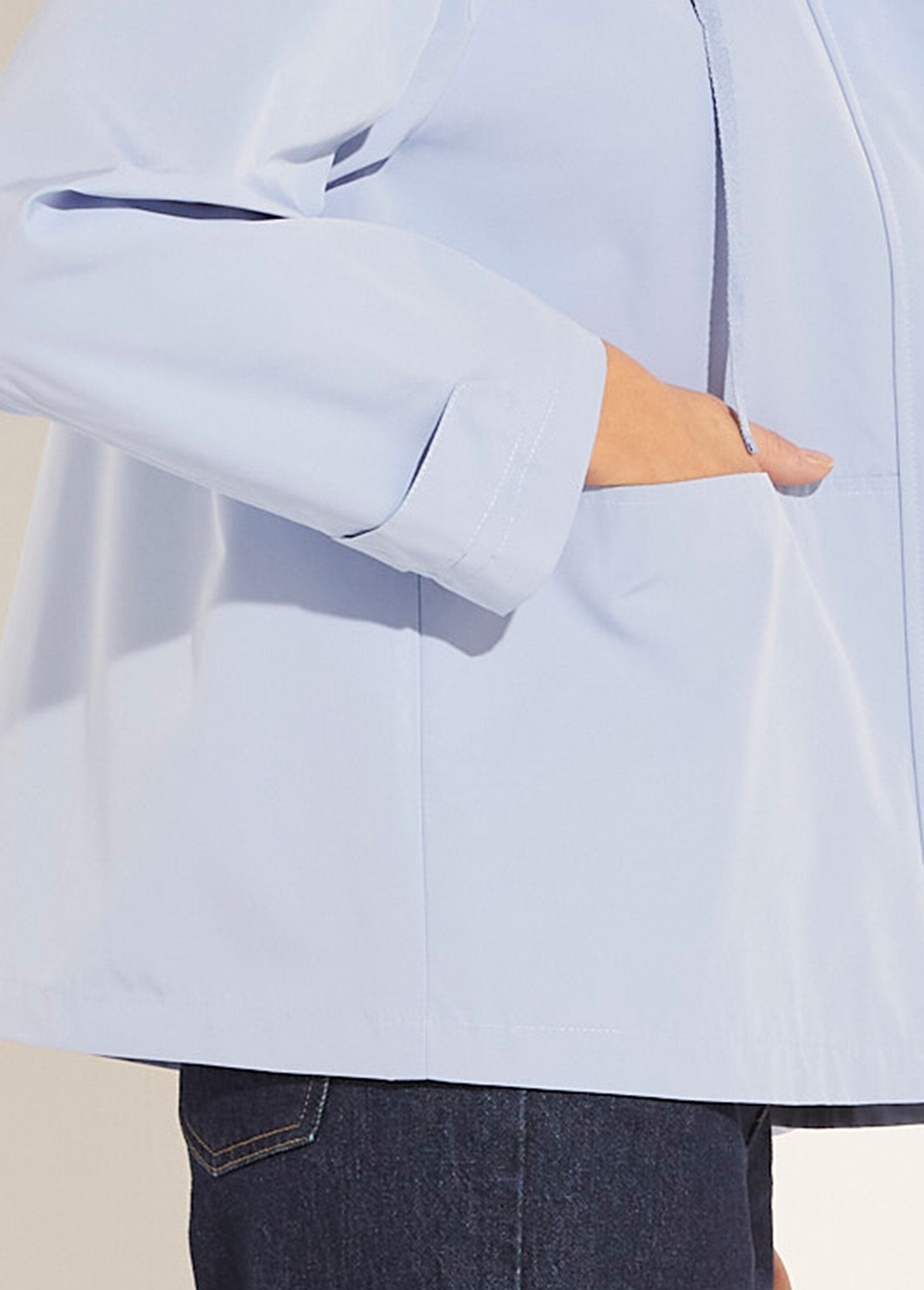 Lightweight,_water-repellent_short_parka_Sky_DE2_slim