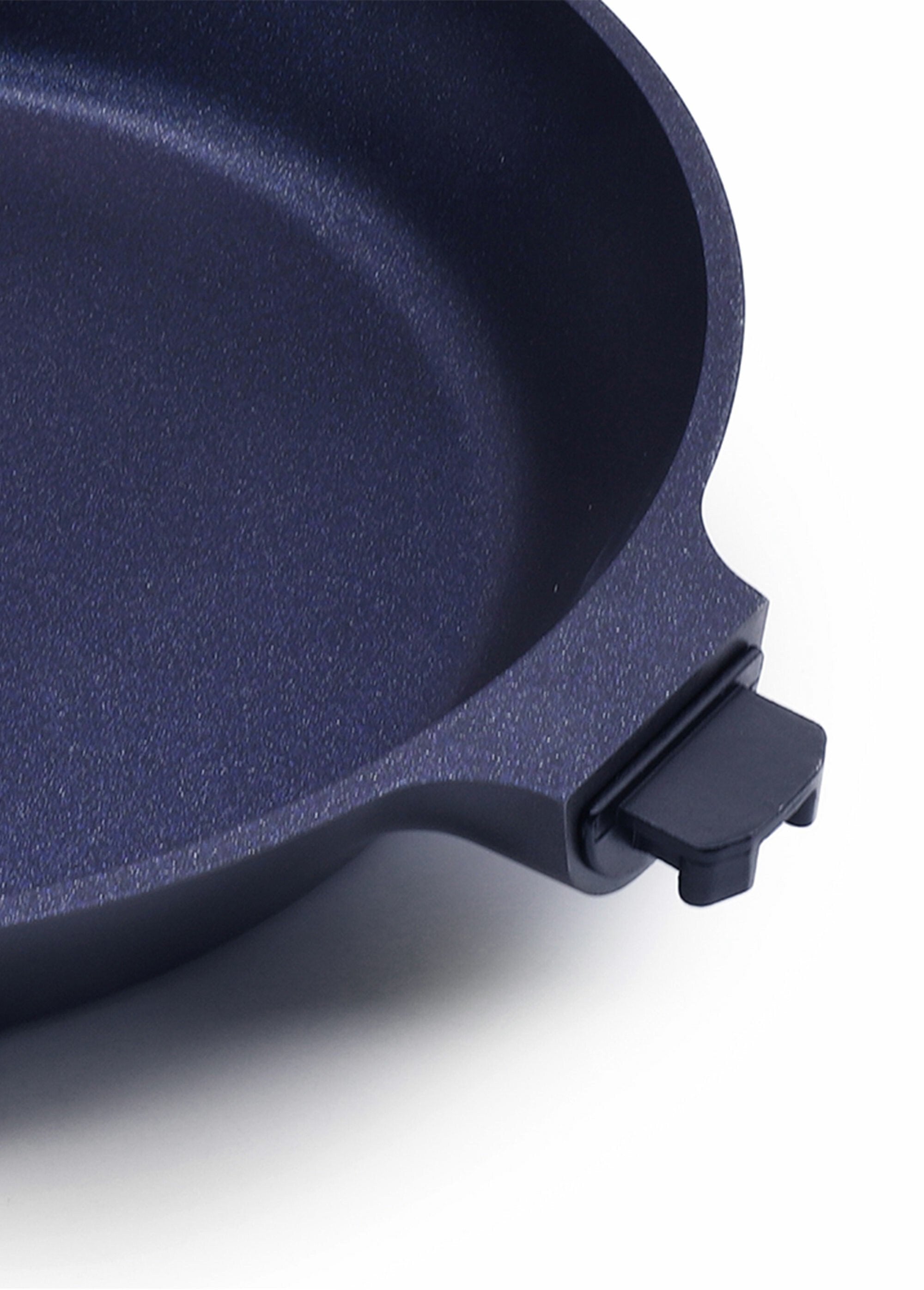 Black_frying_pan_with_removable_handle_24_cm_-_"Blue_Diamond"_Blue_DE3_slim