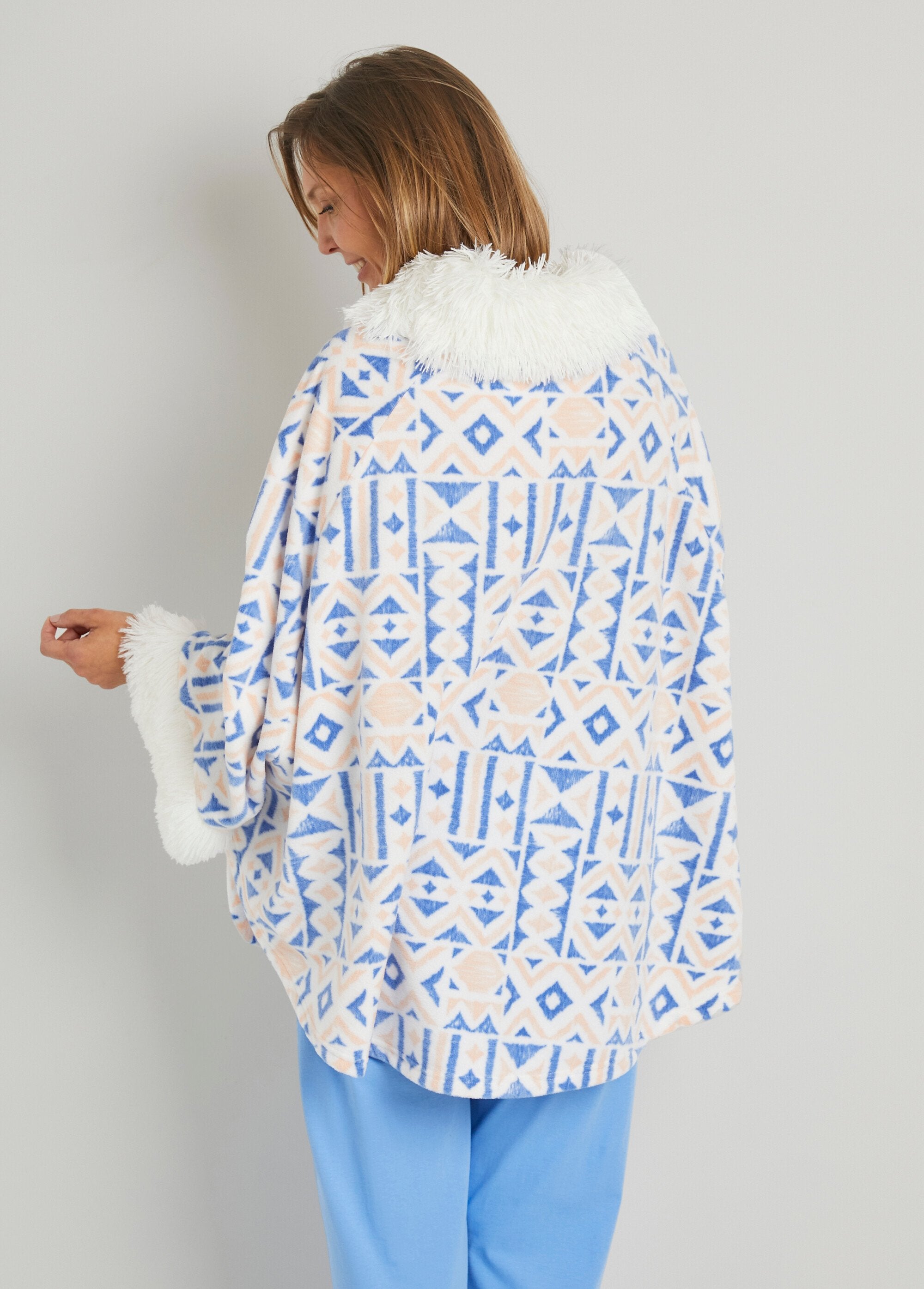 Warm_printed_fleece_poncho_with_scoop_neck_Blue_print_DO1_slim