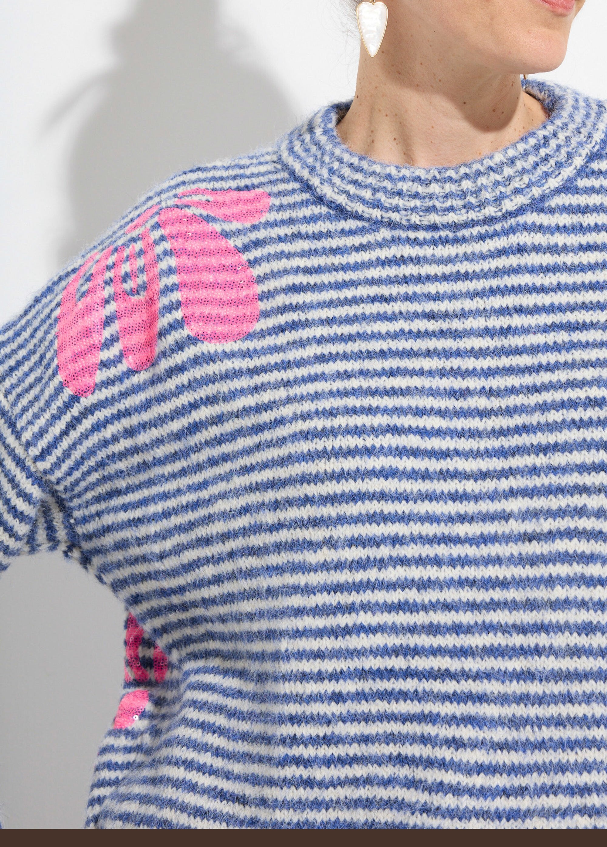 Warm_striped_sweater_with_wool_and_floral_patterns_Blue_and_ecru_DE1_slim