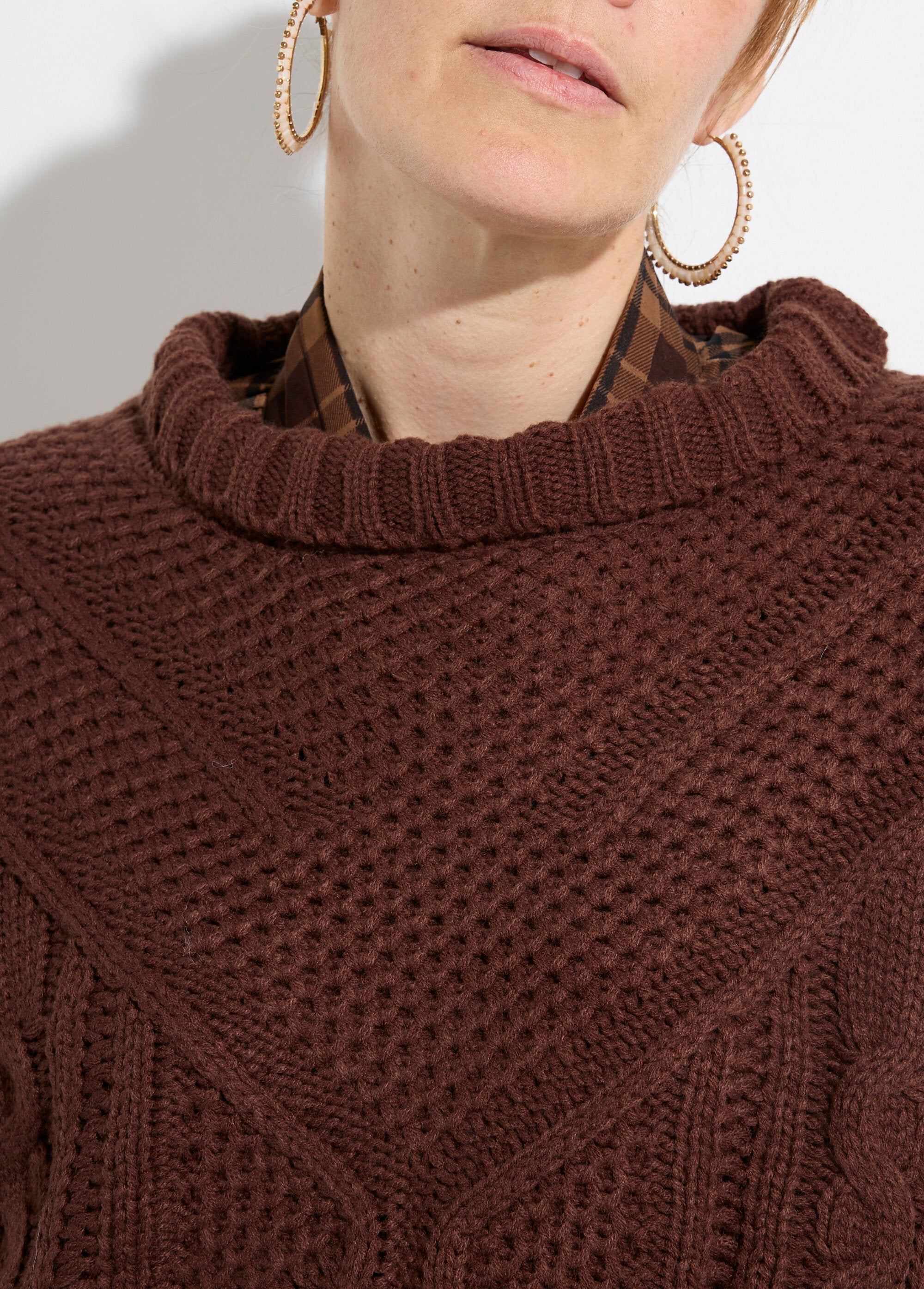 Pull_col_montant,_jeux_maille_fantaisie_Chocolat_DE1_slim