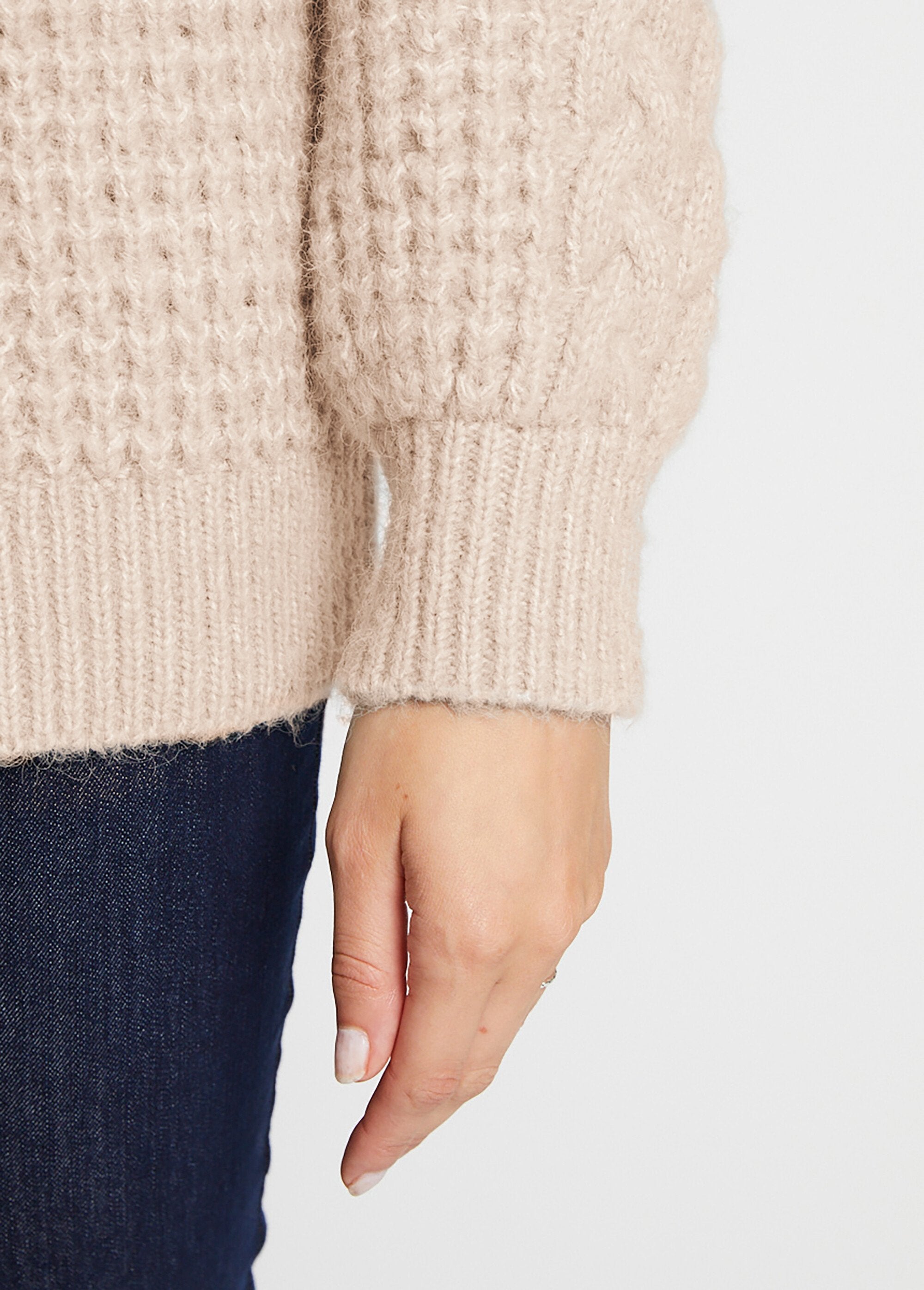 Warm_round_neck_fancy_soft_knit_sweater_String_DE1_slim